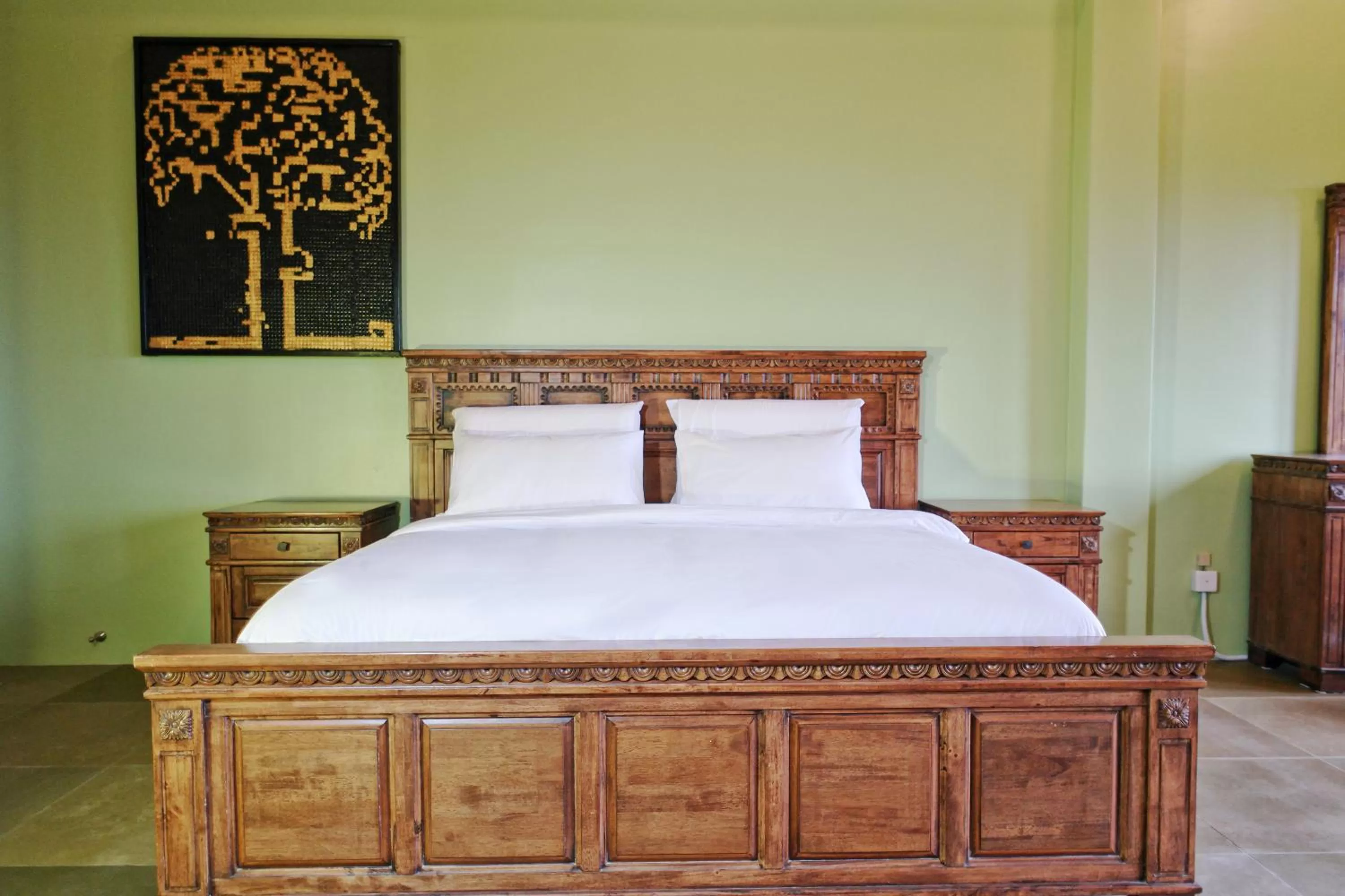 Photo of the whole room, Bed in Harmony Valley Retreat