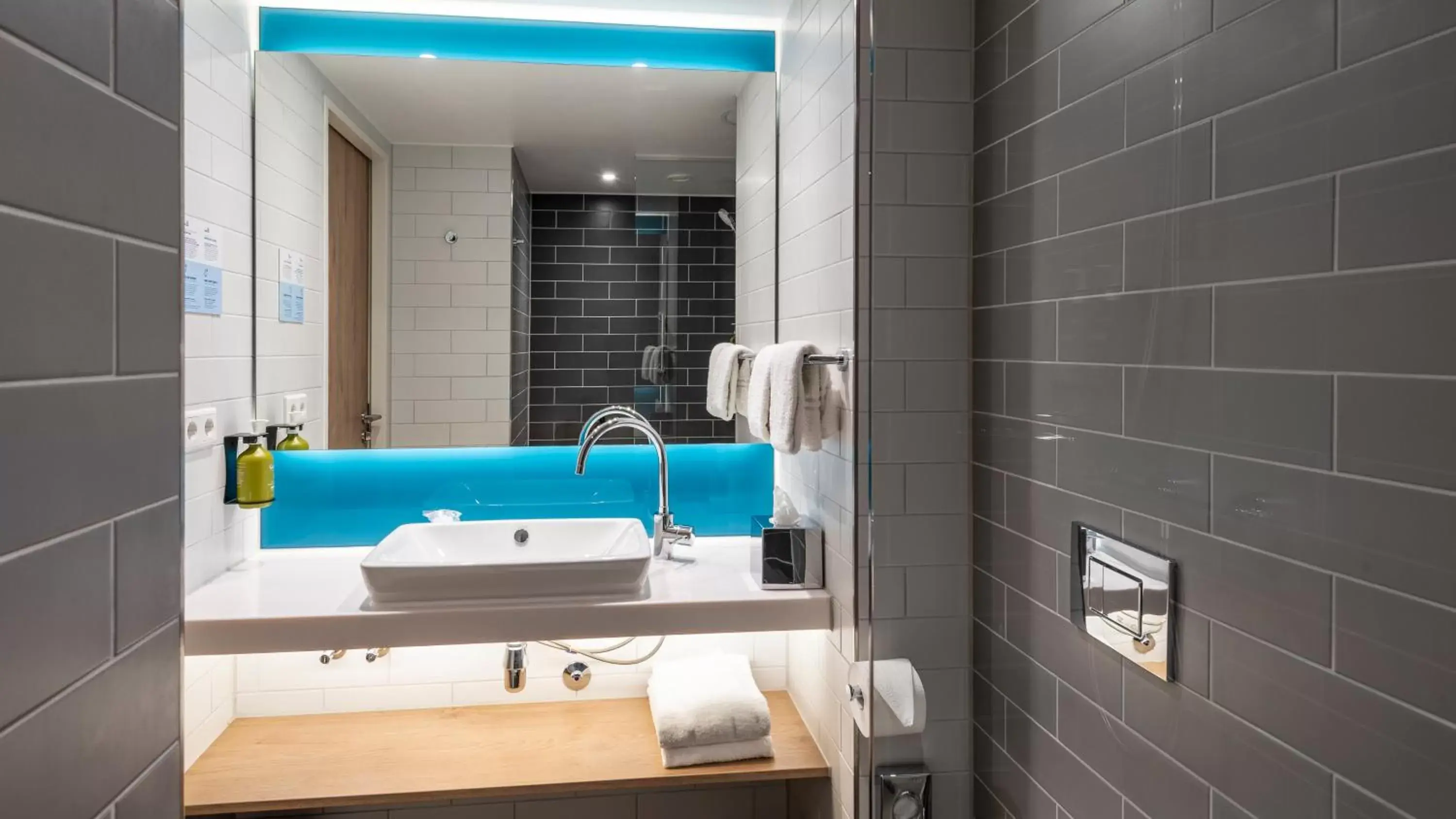 Bedroom, Bathroom in Holiday Inn Express - Krefeld - Dusseldorf, an IHG Hotel