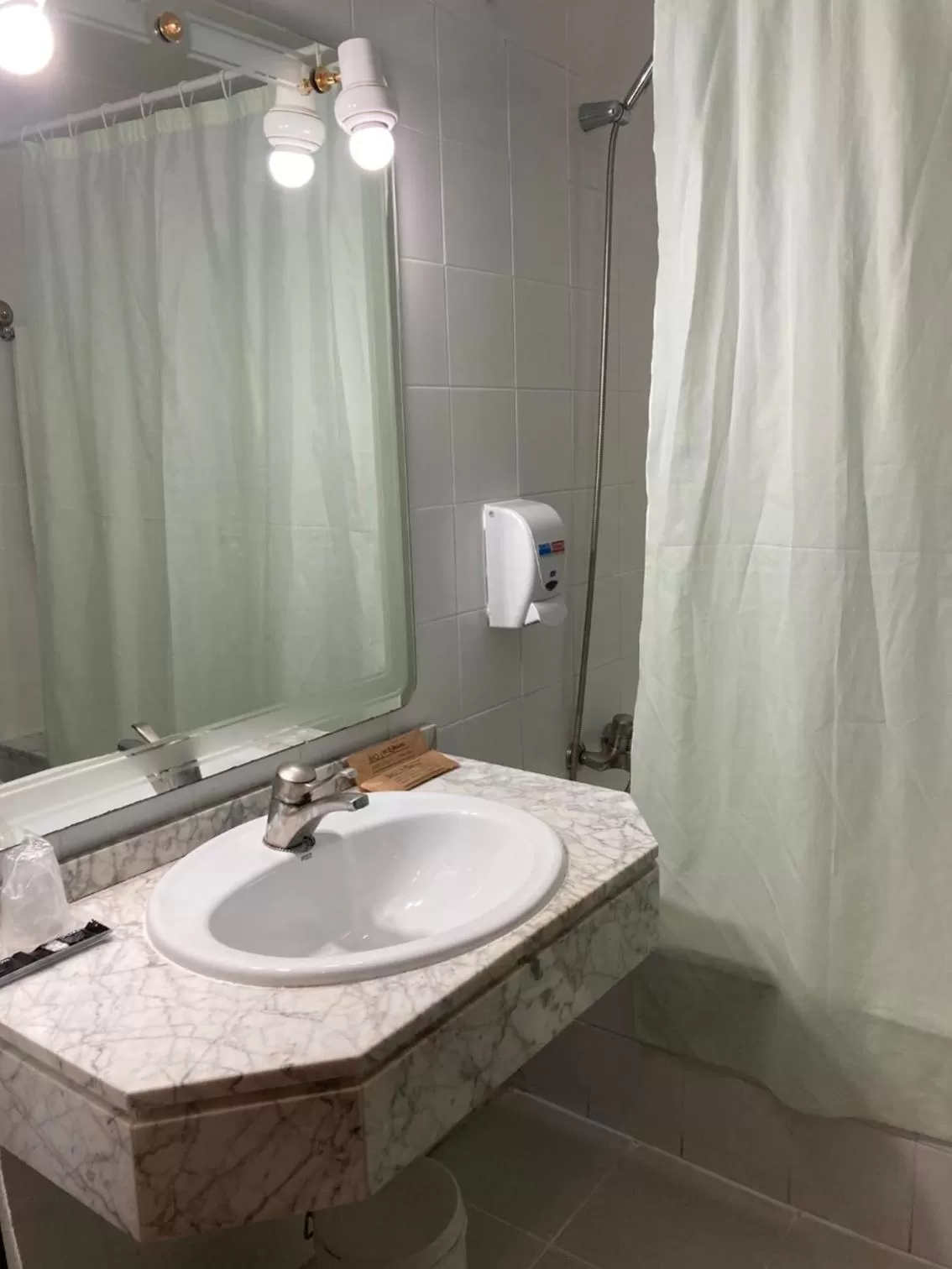 Bathroom in Hotel Almagro