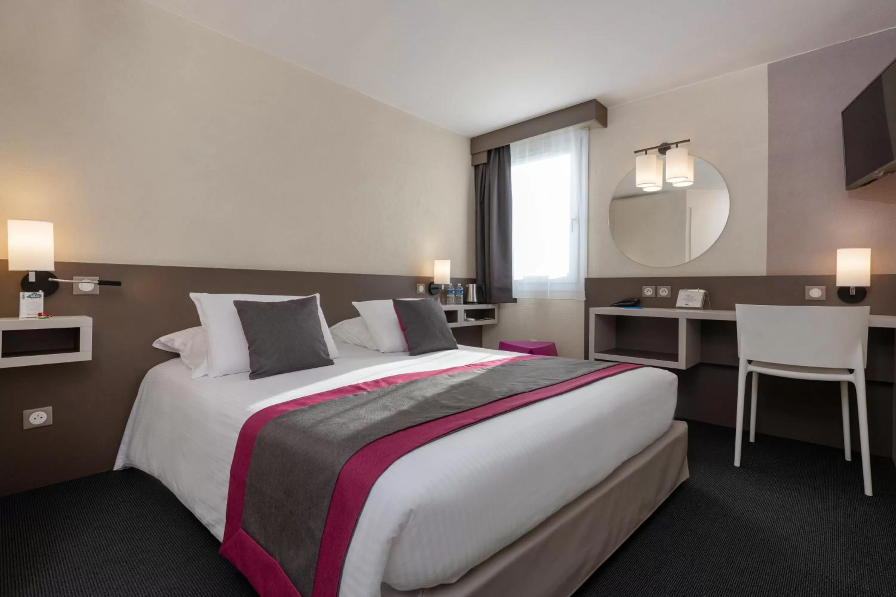Bedroom, Bed in Kyriad Hotel Lyon Givors