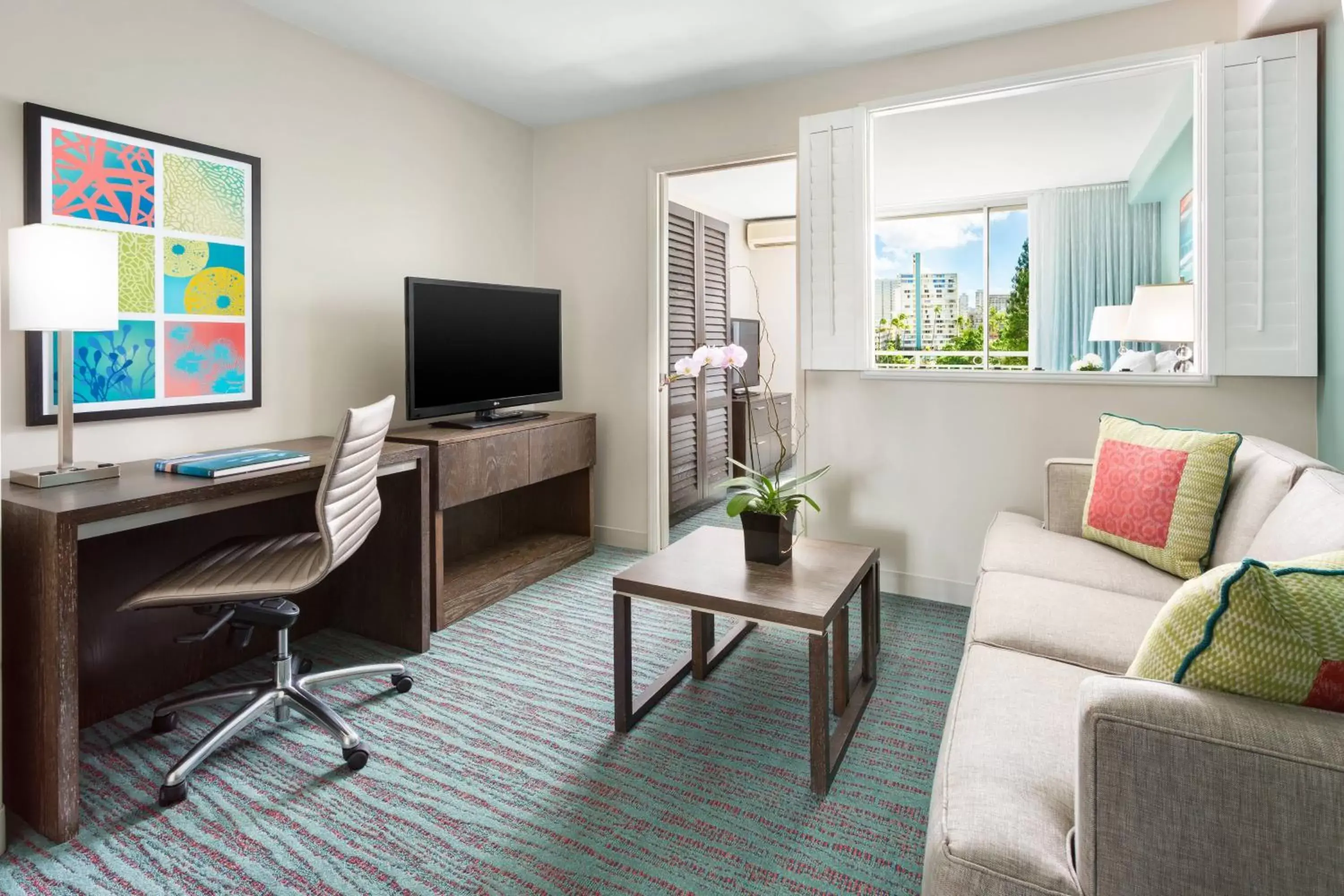 Bedroom, TV/Entertainment Center in Courtyard by Marriott Waikiki Beach