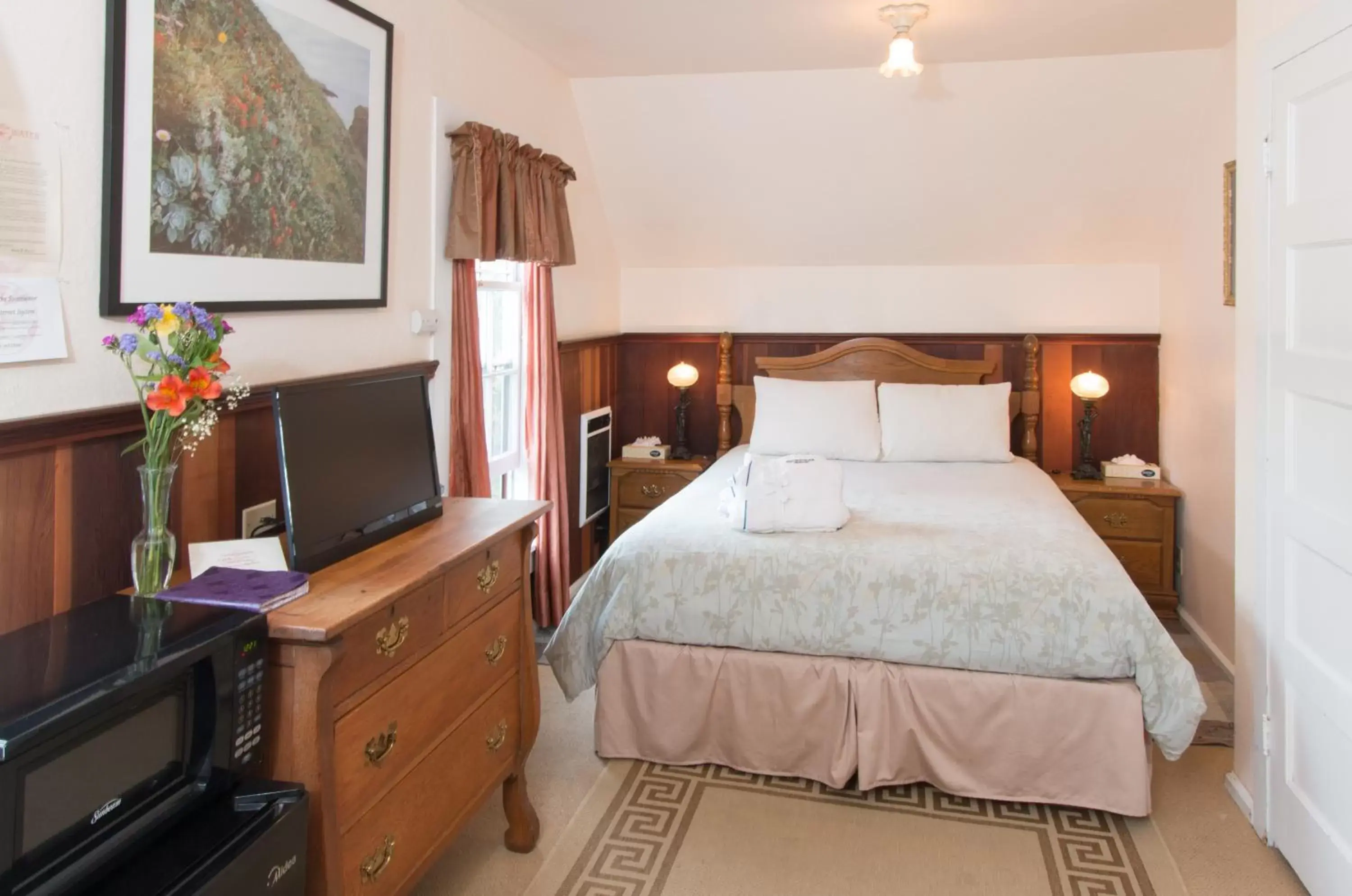 Standard Queen Room - Not Pet Friendly in Sweetwater Inn and Spa