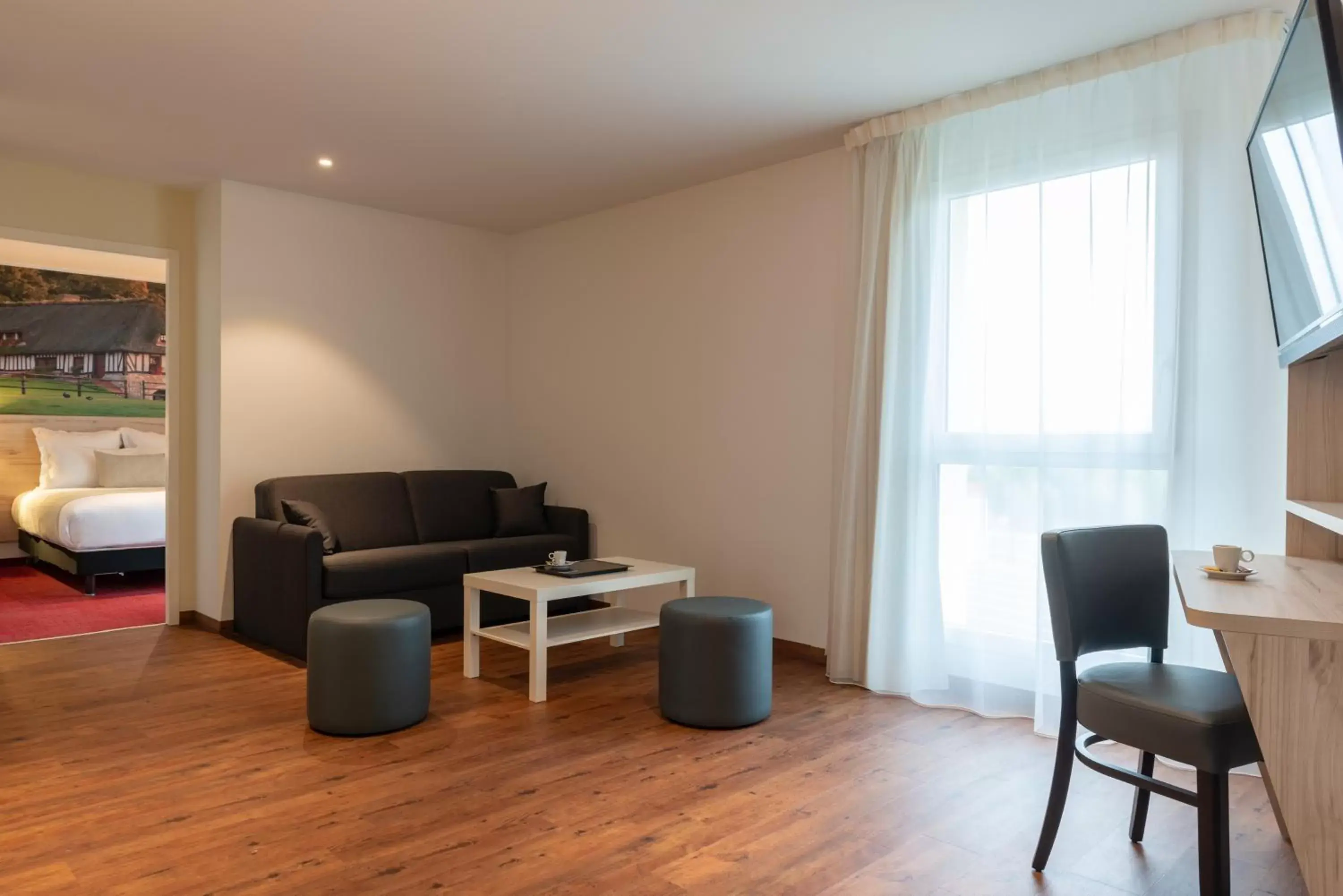 Photo of the whole room, Seating Area in The Originals City, Hôtel Acadine, Pont-Audemer