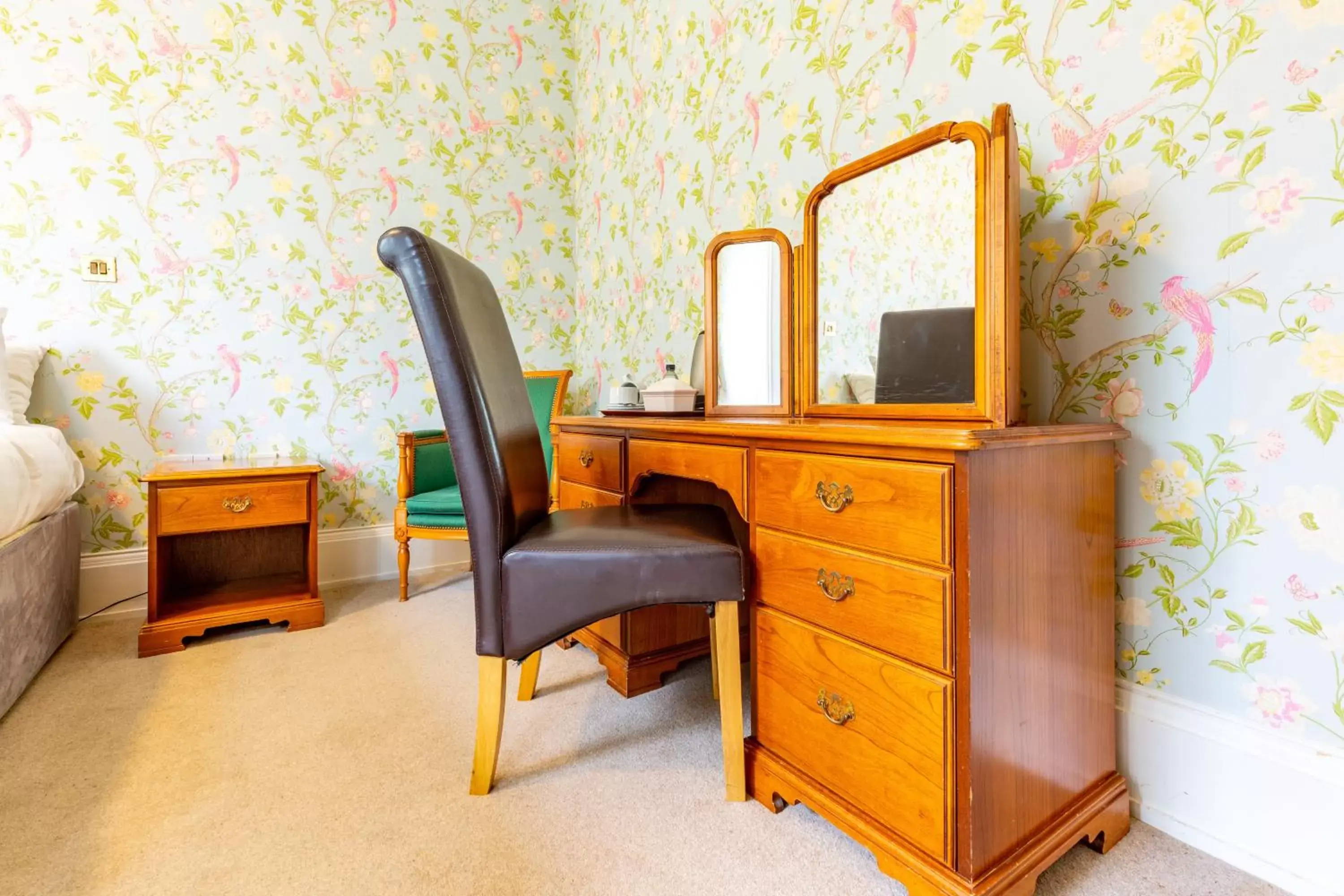 Bedroom, TV/Entertainment Center in Woodland Manor Hotel