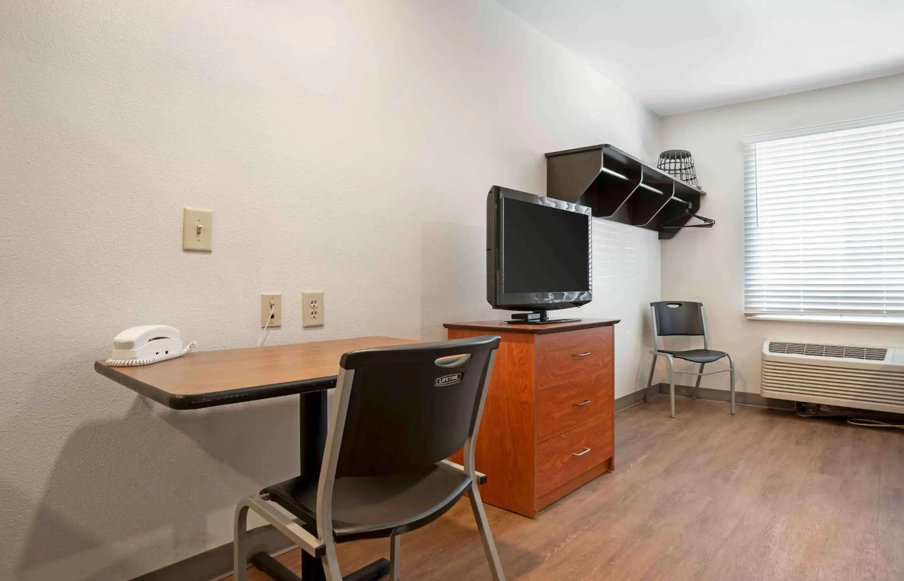 Bedroom, TV/Entertainment Center in Extended Stay America Select Suites - Fort Walton Beach
