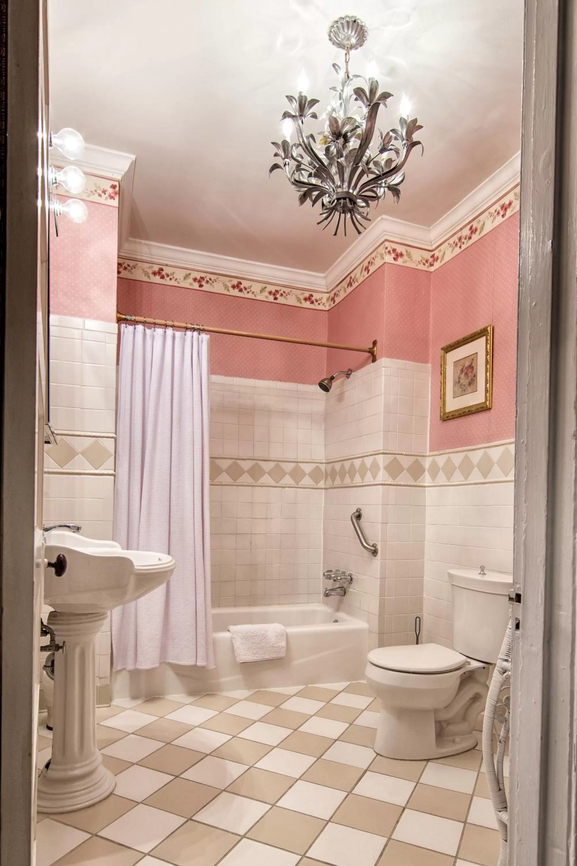 Bathroom in La Reserve Bed and Breakfast