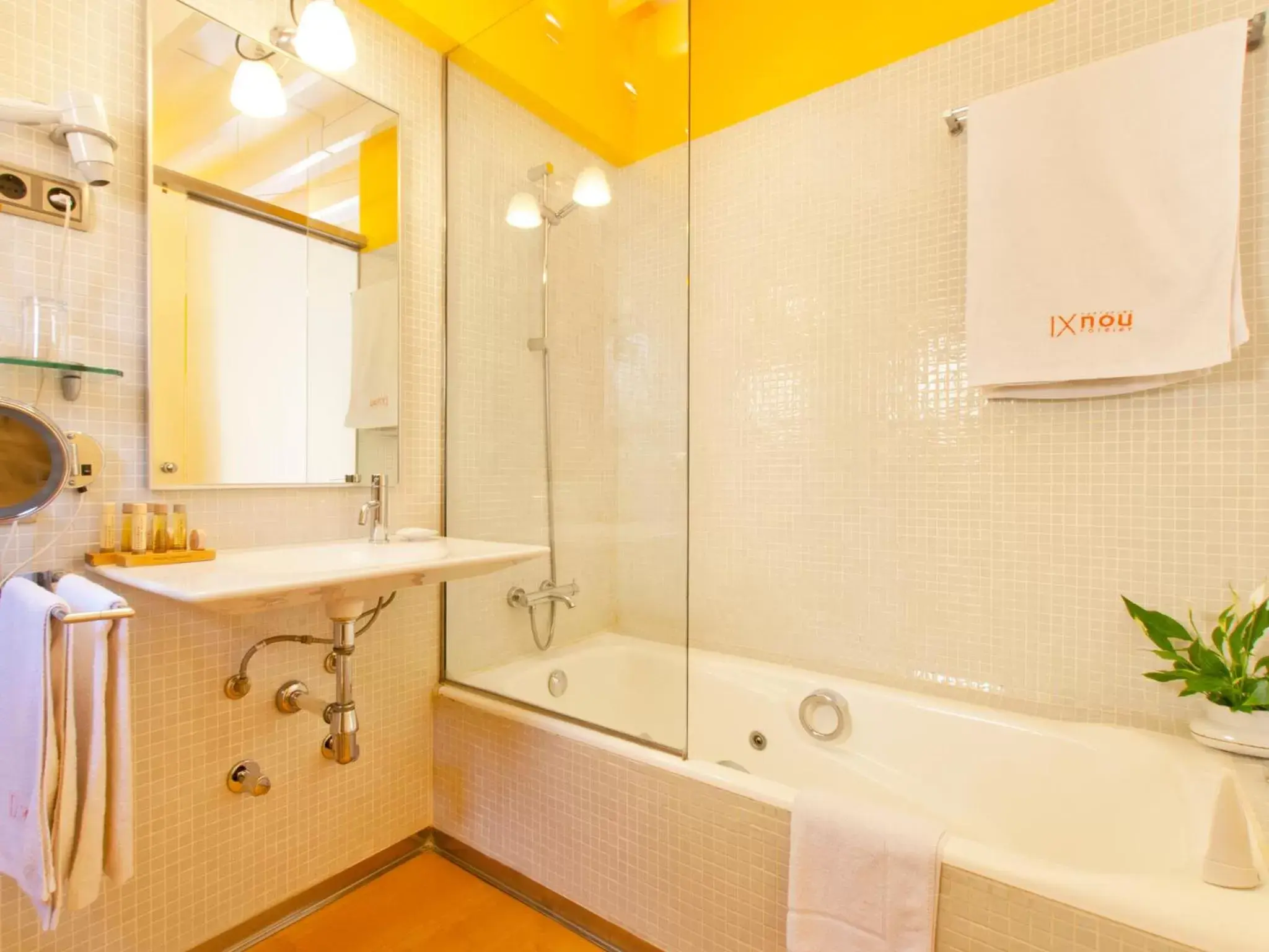 Shower, Bathroom in Cas Ferrer Nou Hotelet