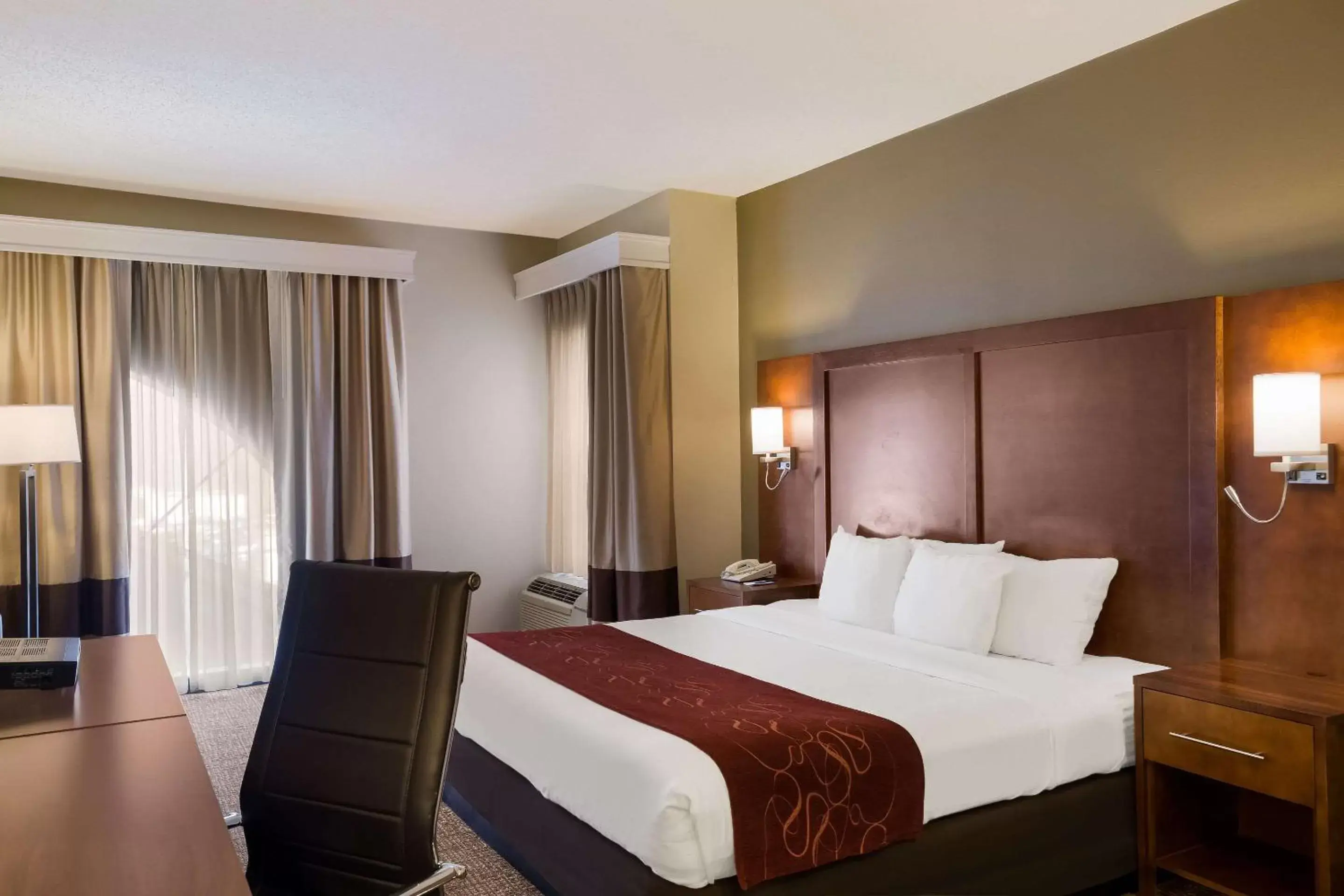 Bedroom, Bed in Comfort Suites Near University Bedroom, Bed in Comfort Suites Near University