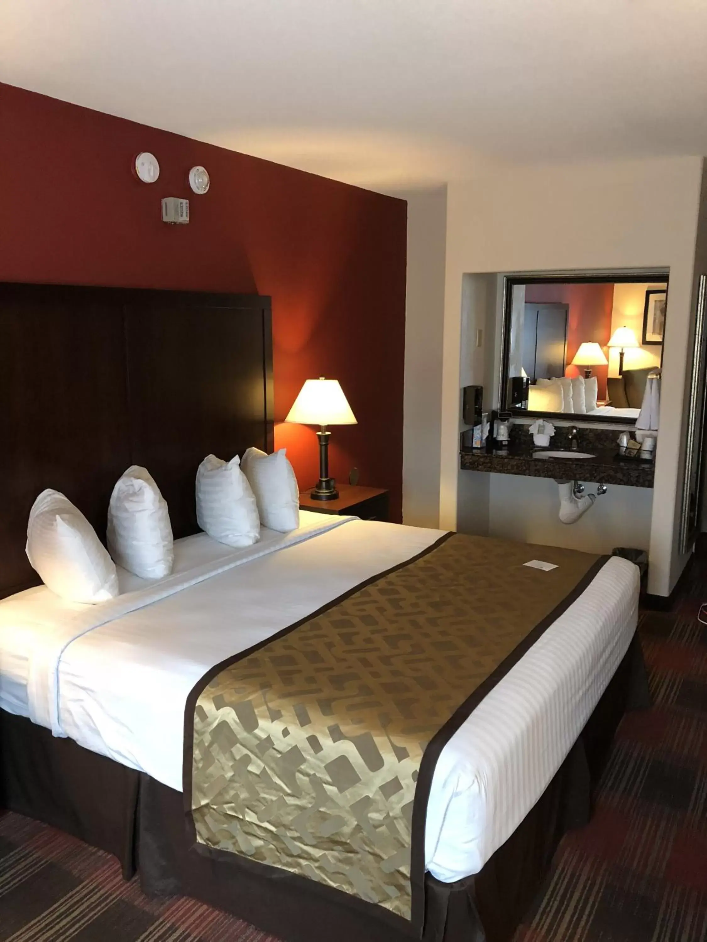 Bedroom, Bed in Best Western Dallas Inn & Suites