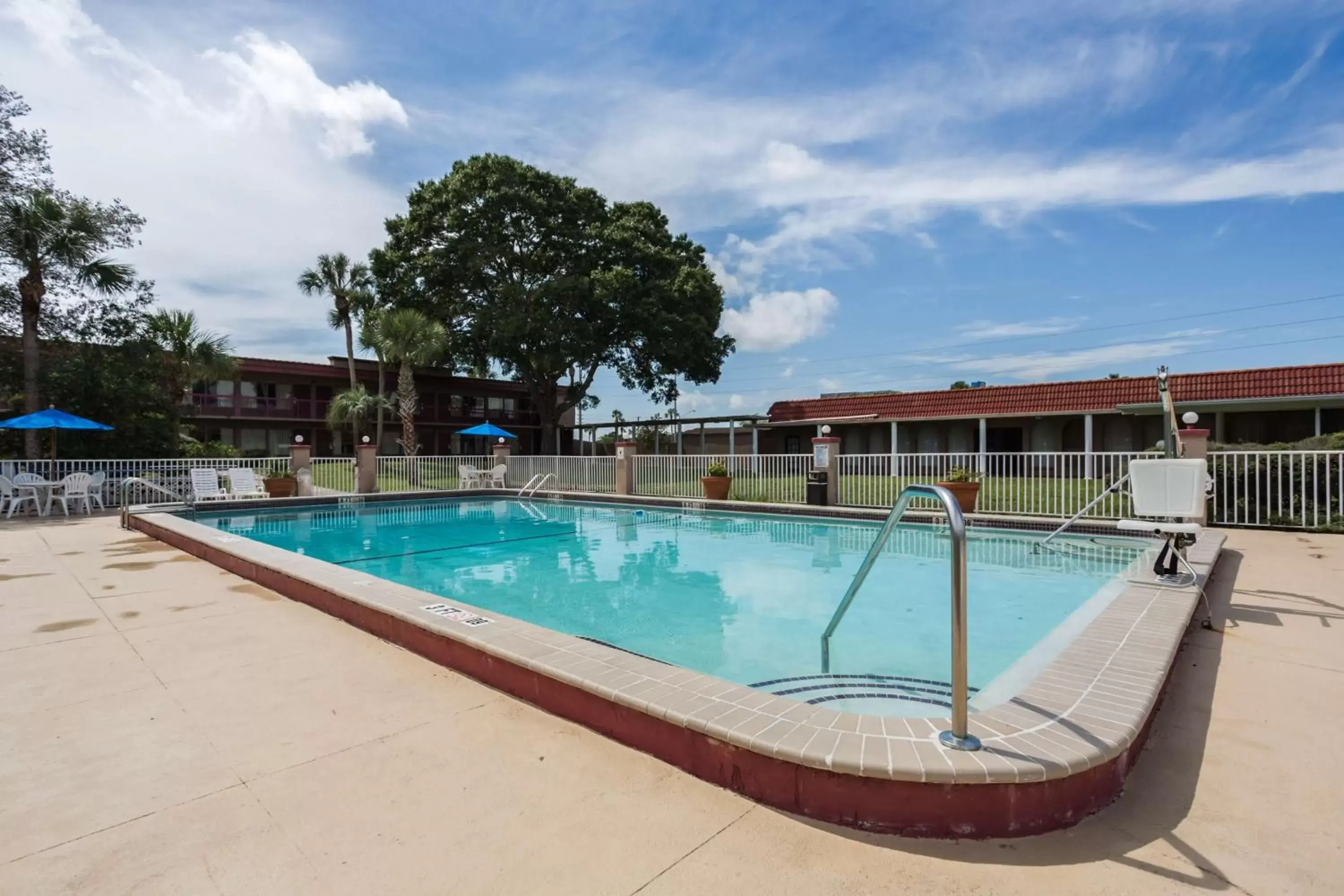 Pool view, Property Building in Motel 6-Spring Hill, FL - Weeki Wachee