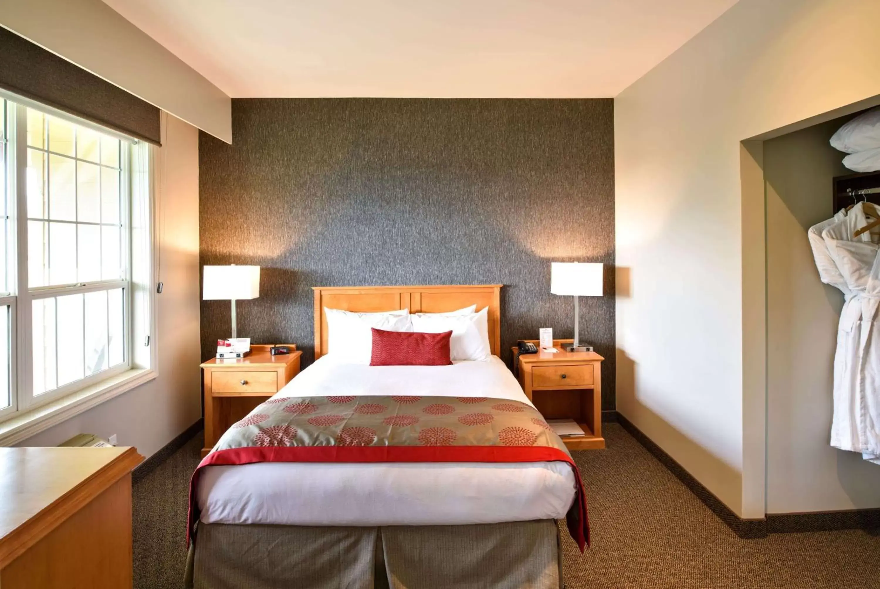 Photo of the whole room, Bed in Ramada by Wyndham Penticton Hotel & Suites
