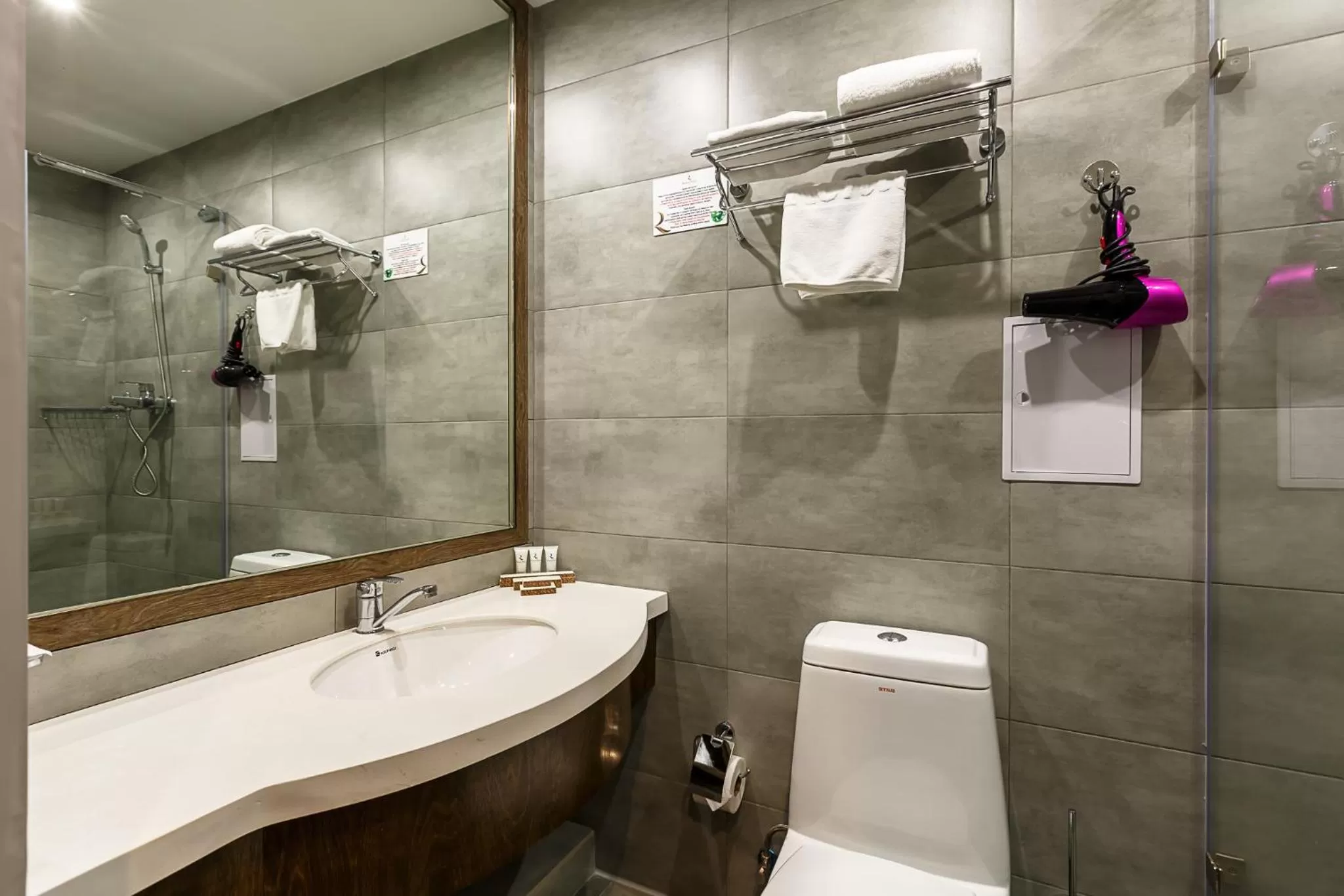 Shower in Renion Hills Hotel