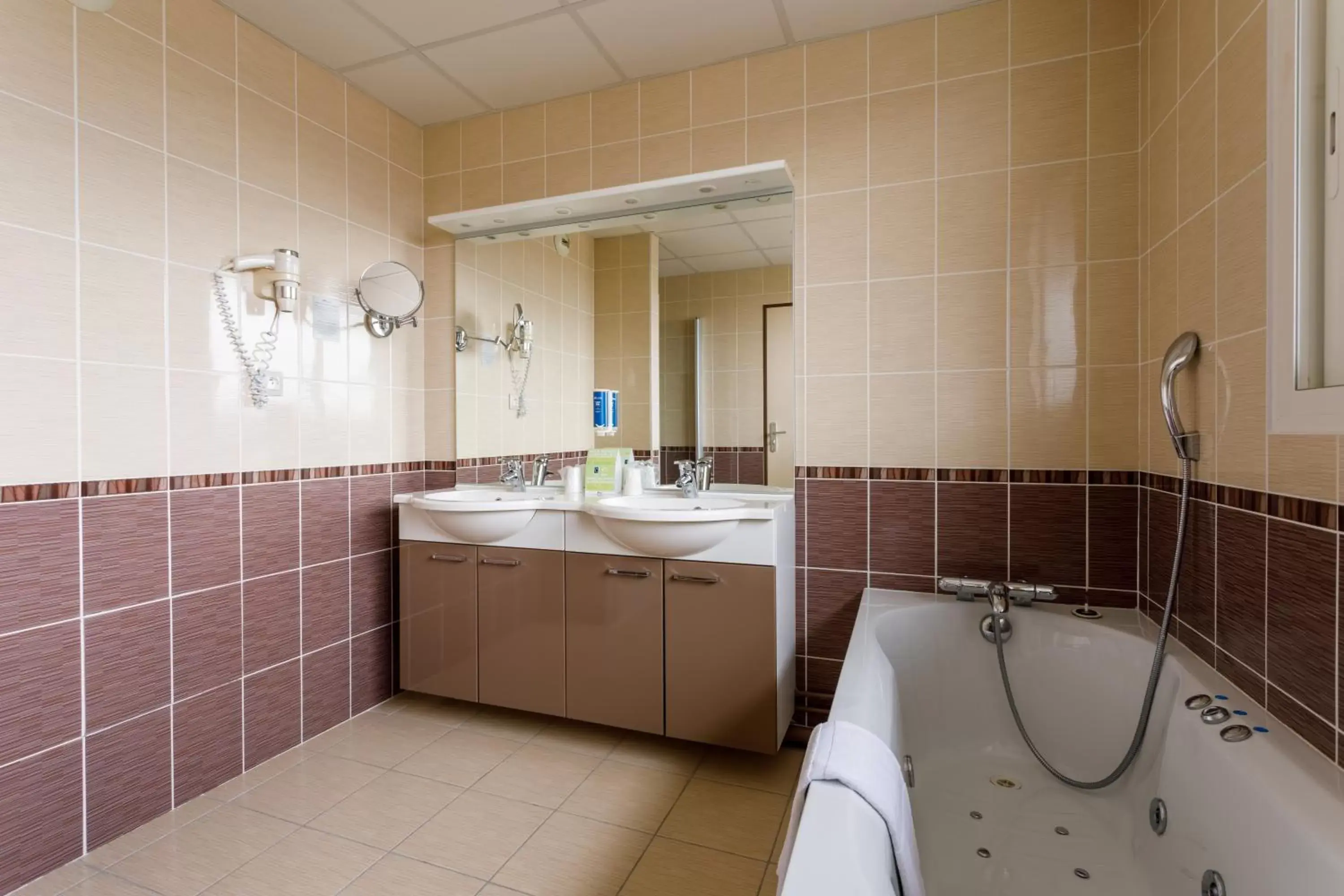 Bathroom in Brit Hotel Piscine & Spa - Fougères