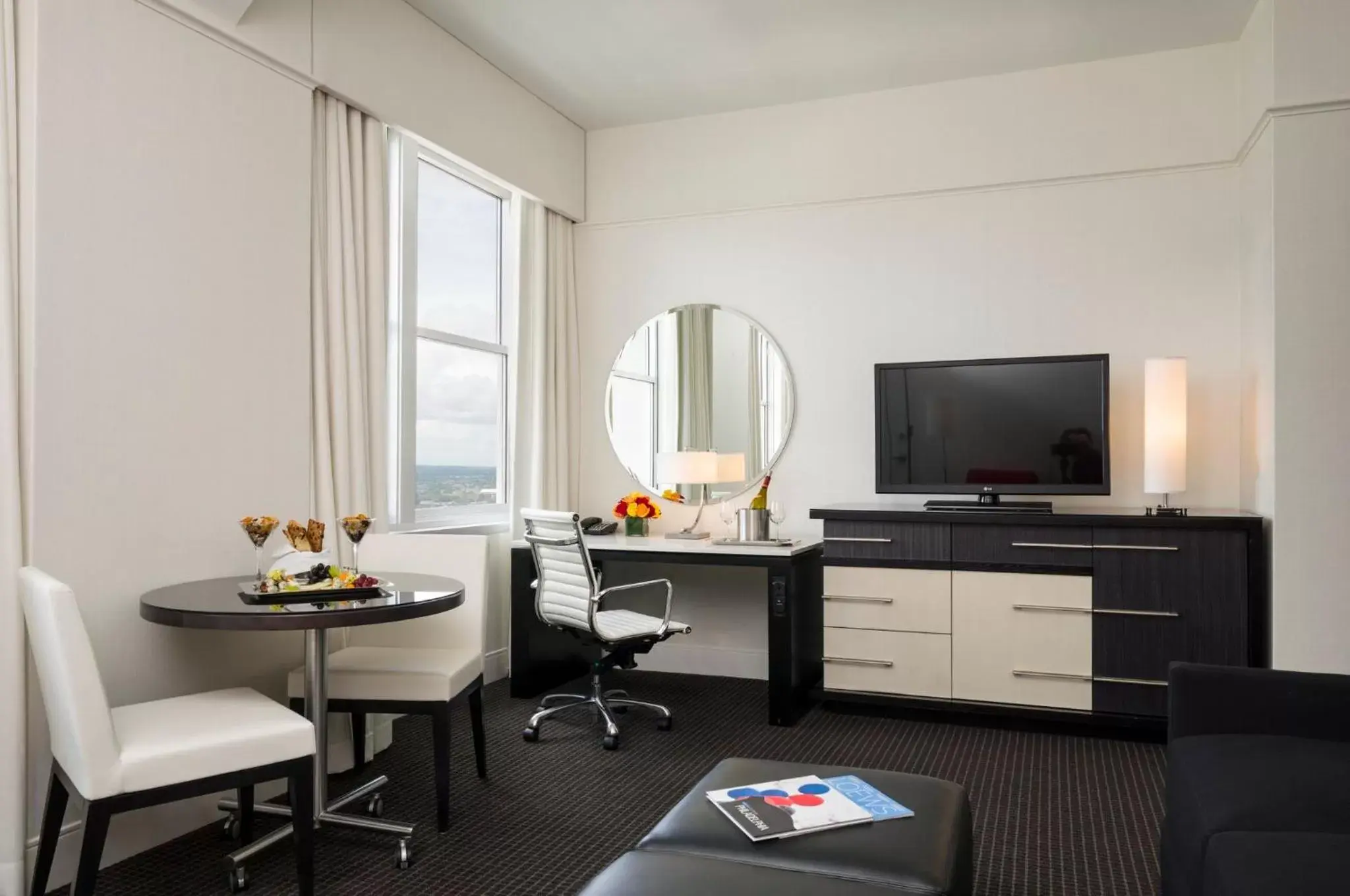 Bedroom, TV/Entertainment Center in Loews Philadelphia Hotel