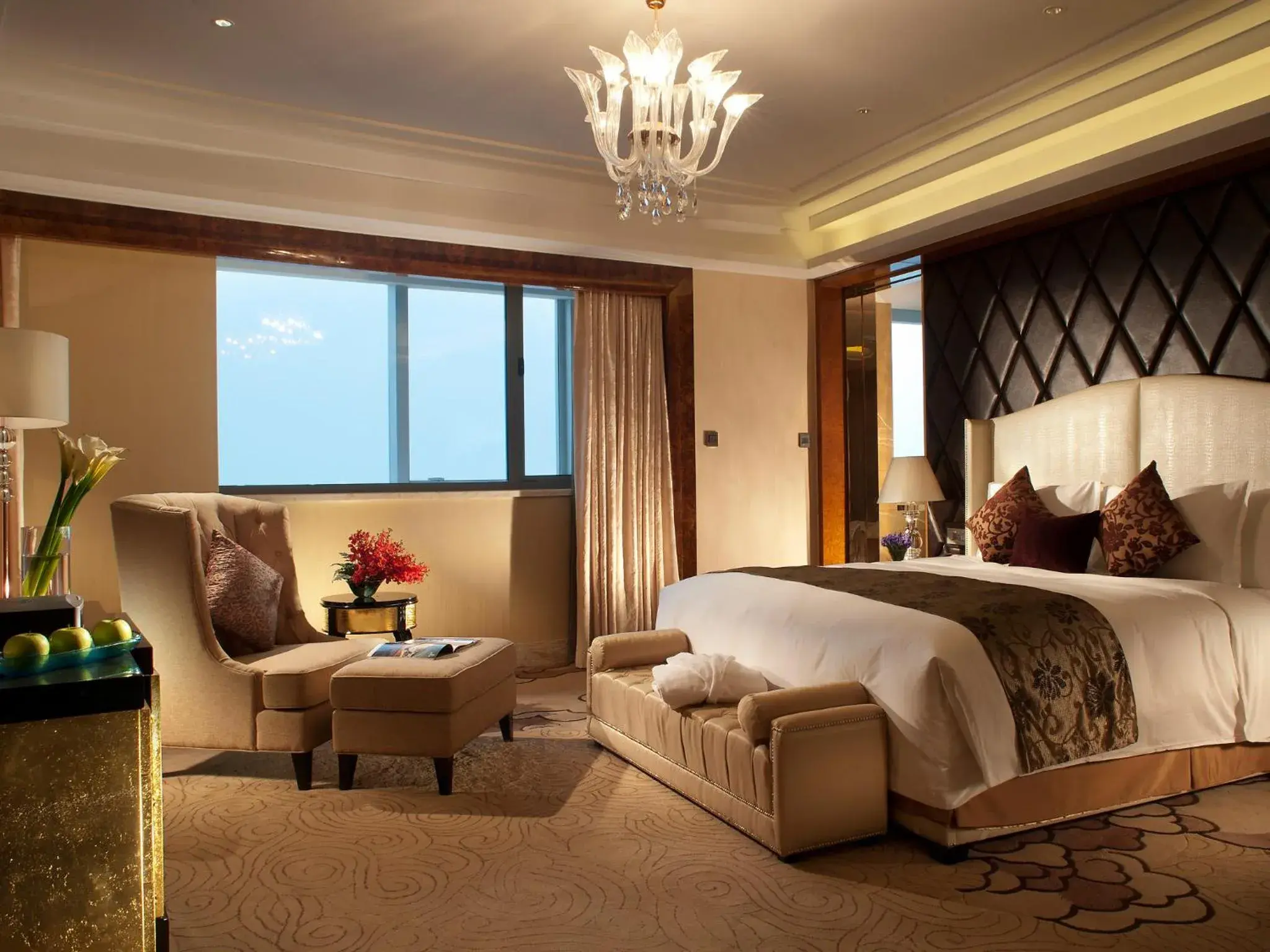 Bedroom, Bed in Crowne Plaza Xi'an by IHG Bedroom, Bed in Crowne Plaza Xi'an by IHG