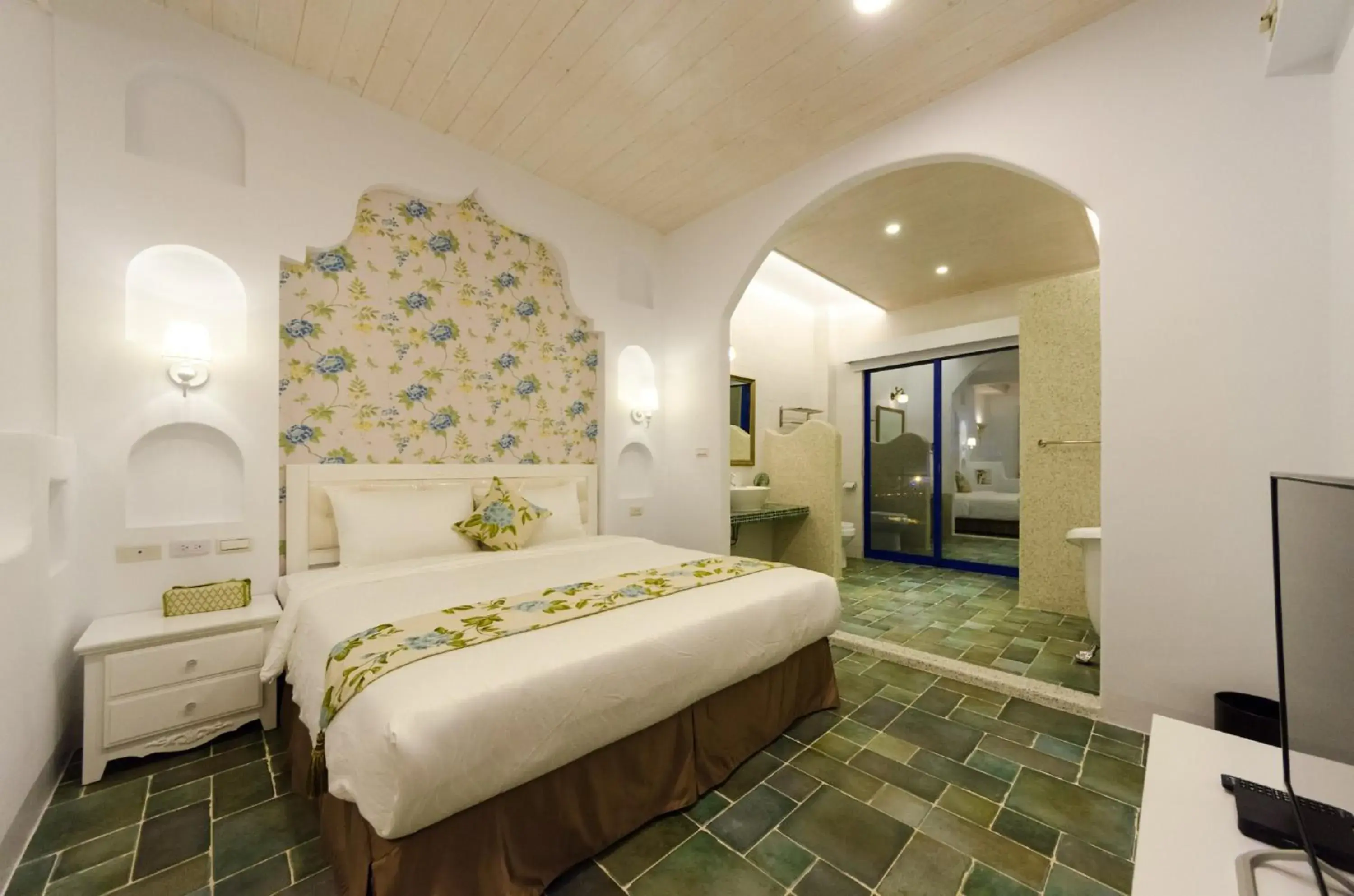 Queen Room with Garden View in Cest La Vie Villa