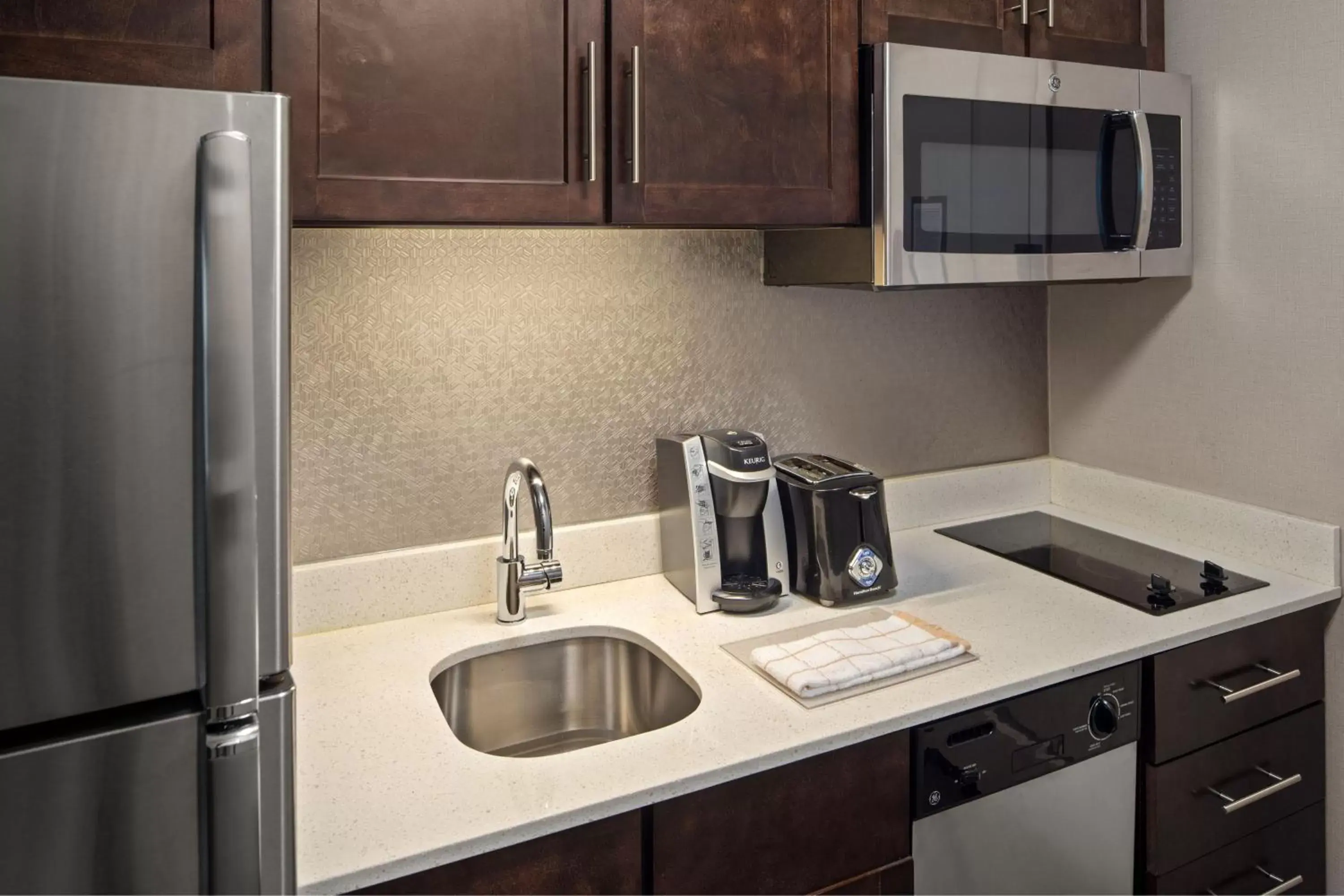 Photo of the whole room, Kitchen/Kitchenette in TownePlace Suites by Marriott Boston Logan Airport/Chelsea