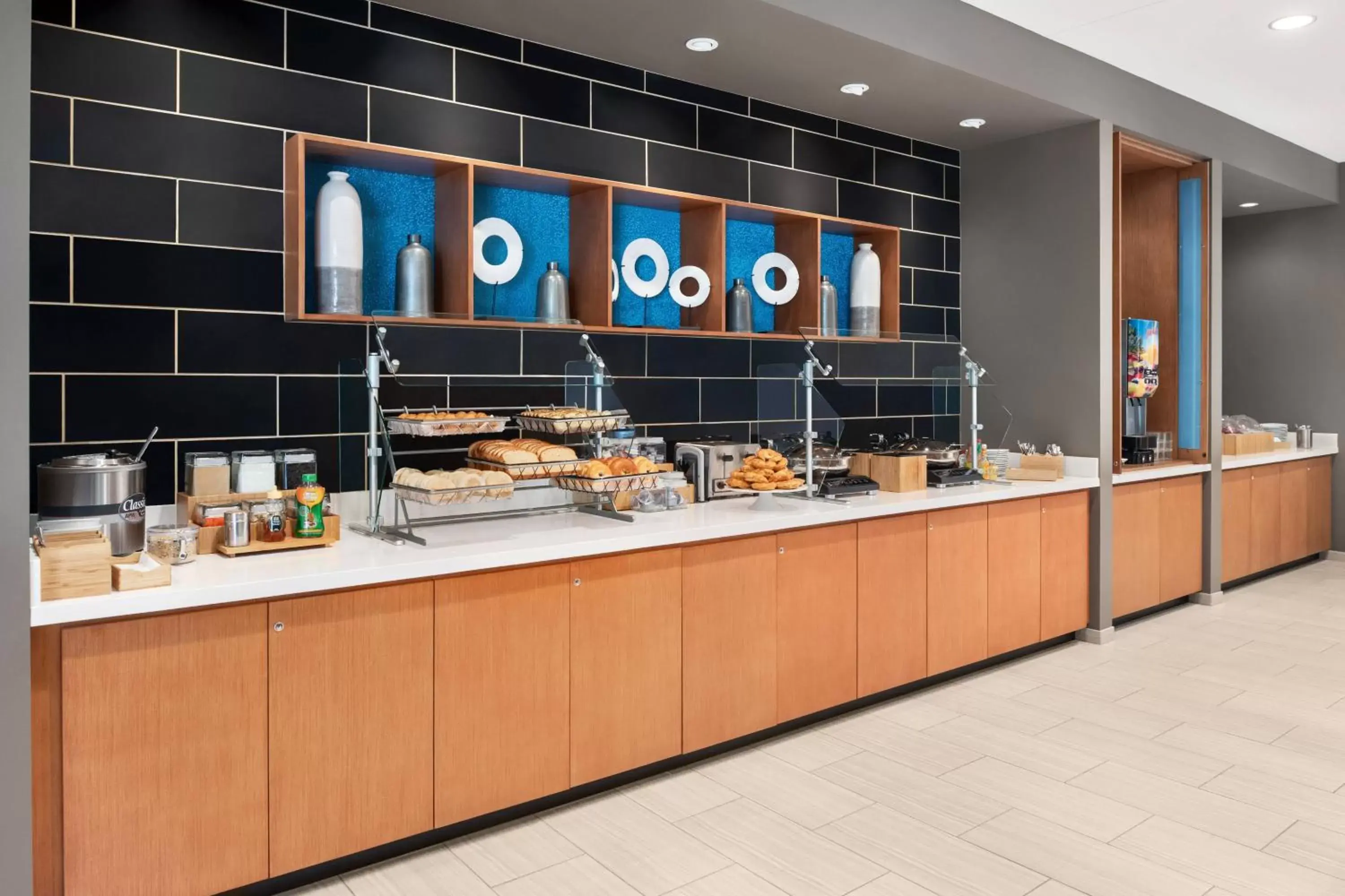 Breakfast, Restaurant/Places to Eat in SpringHill Suites by Marriott Milwaukee West/Wauwatosa