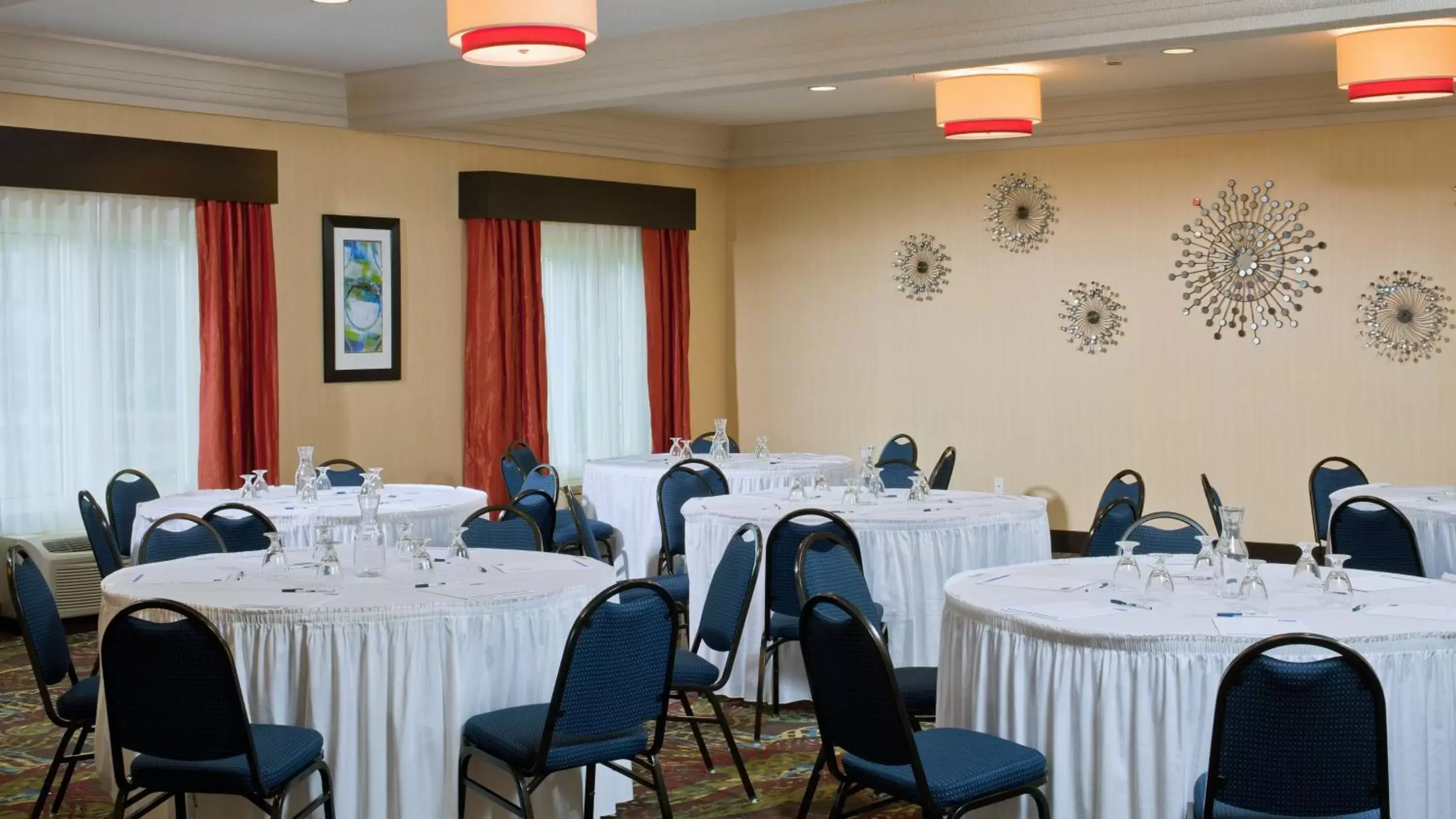 Meeting/conference room in Holiday Inn Express Hotel & Suites Saginaw, an IHG Hotel