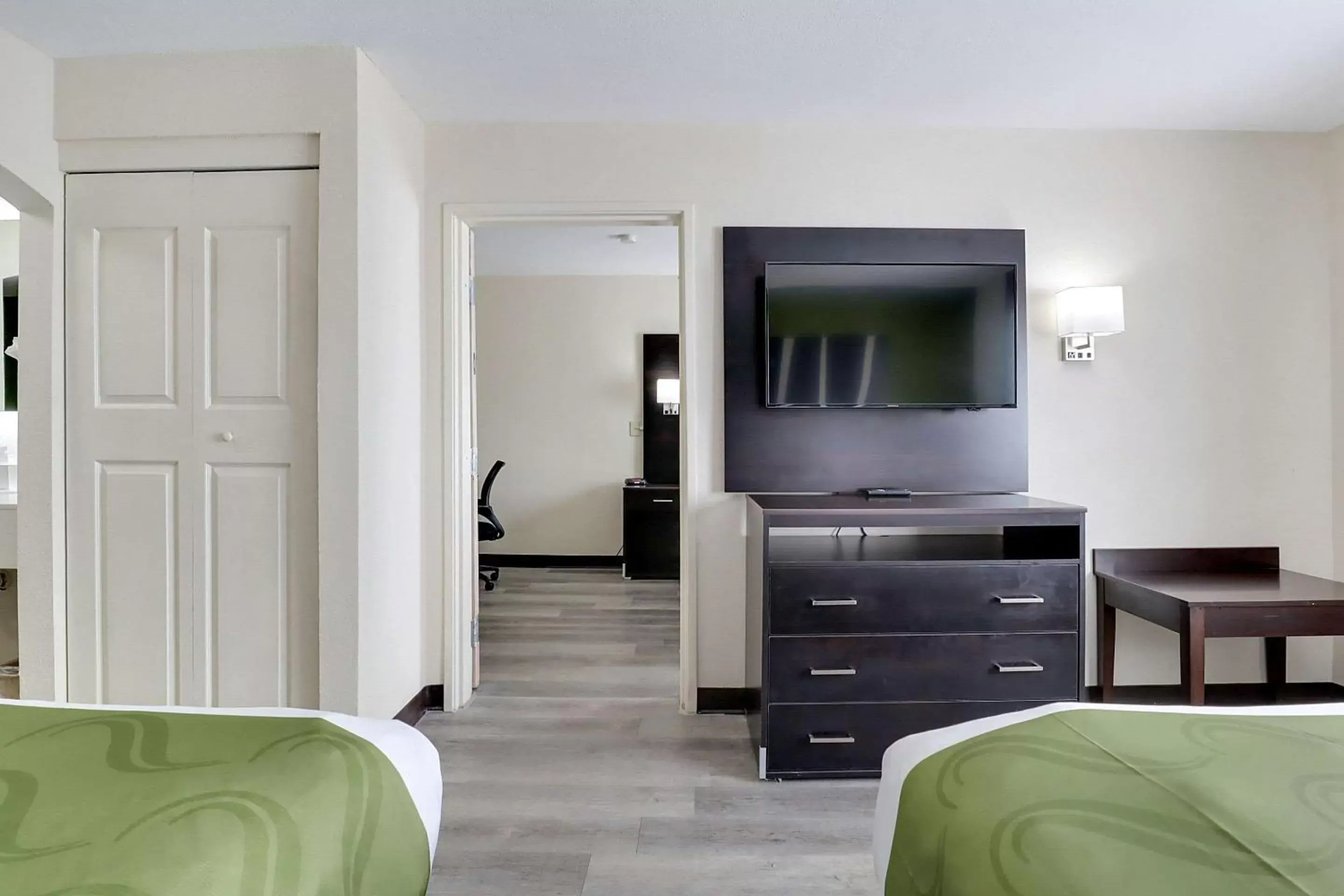 Bedroom, TV/Entertainment Center in Quality Suites Albuquerque Airport