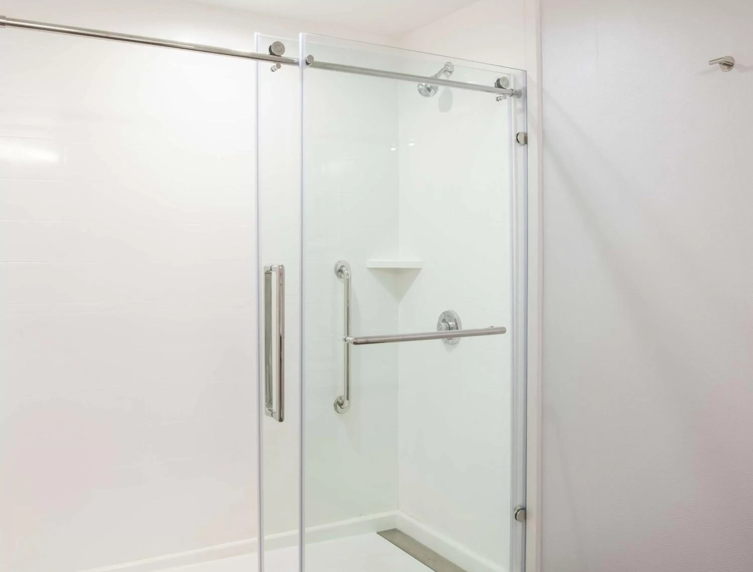 Bathroom in Hampton Inn Cleveland-Solon Bathroom in Hampton Inn Cleveland-Solon