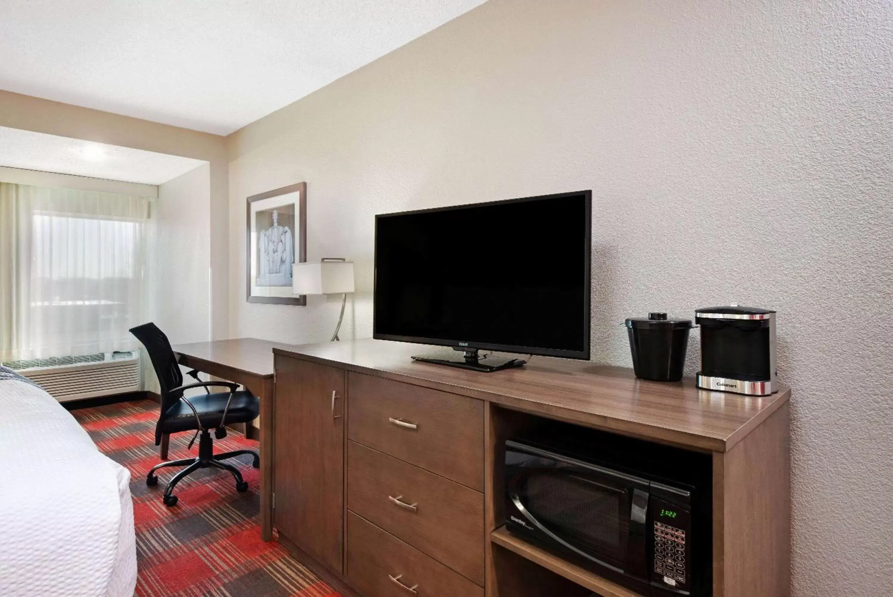 Photo of the whole room, TV/Entertainment Center in La Quinta Inn & Suites by Wyndham DC Metro Capital Beltway
