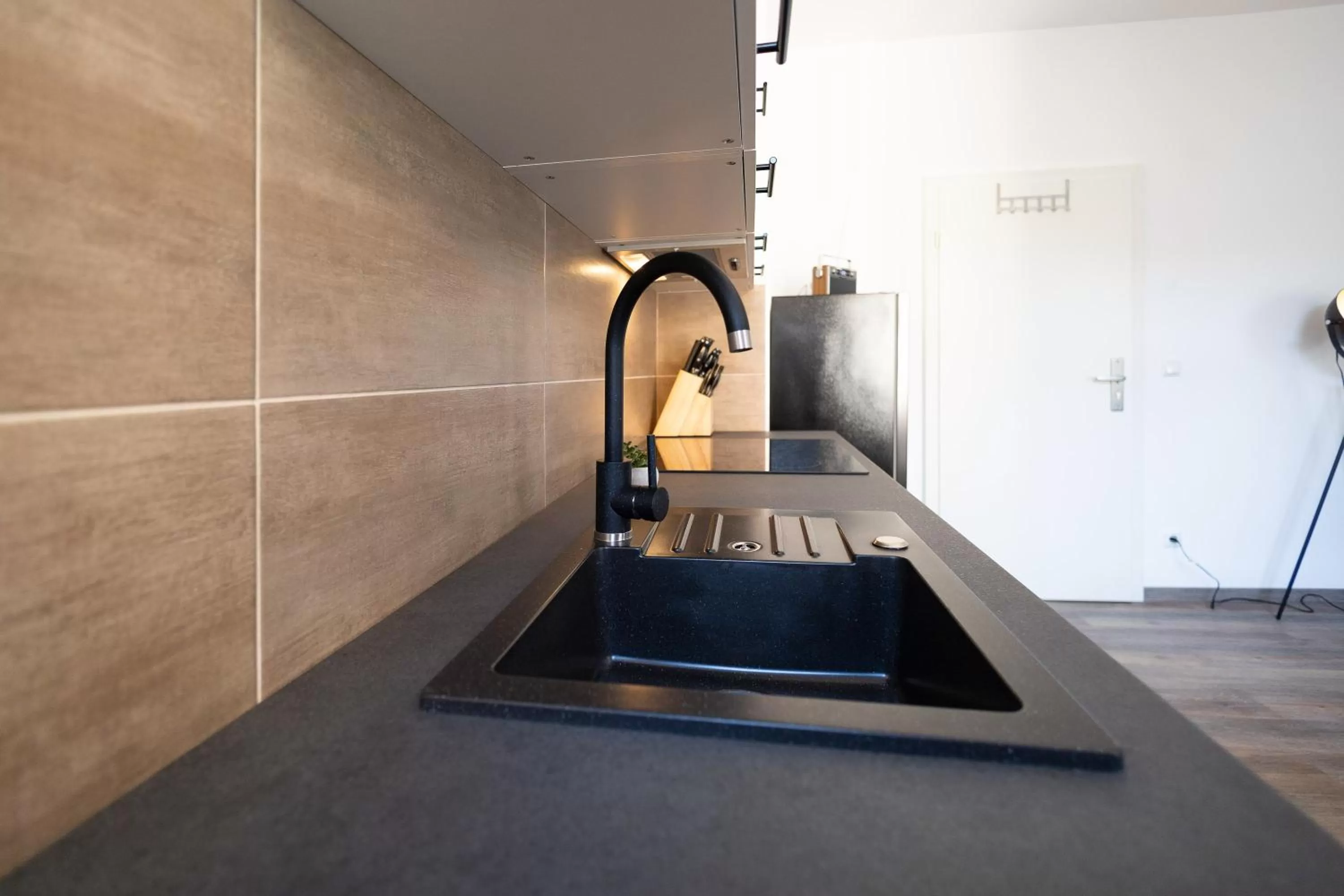 Kitchen or kitchenette in Apartments am Neuen Theater - Altstadt - Zentral - Küche - Wifi - Powered by Ko-Living