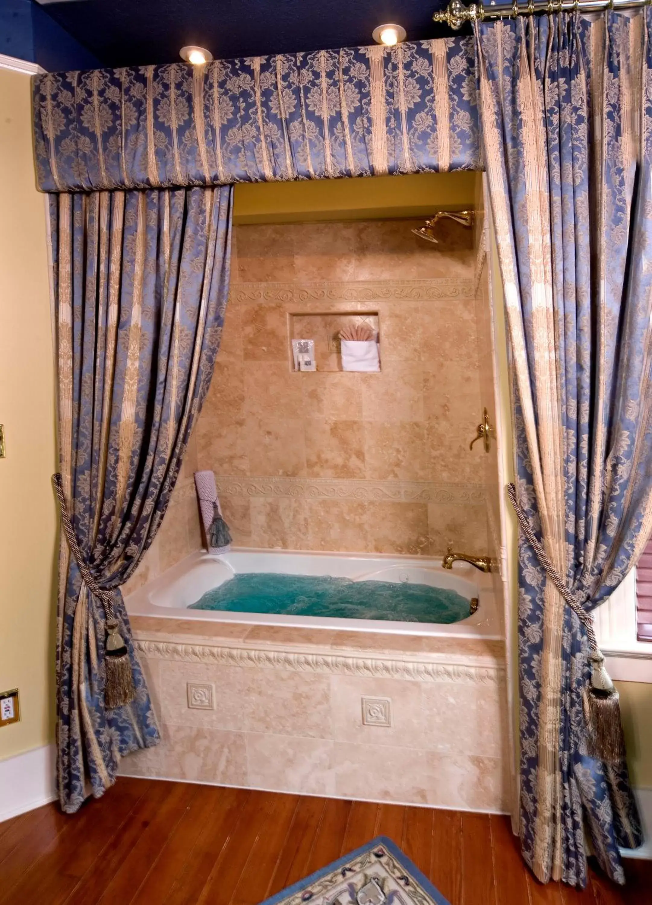 Bath in Cedar House Inn