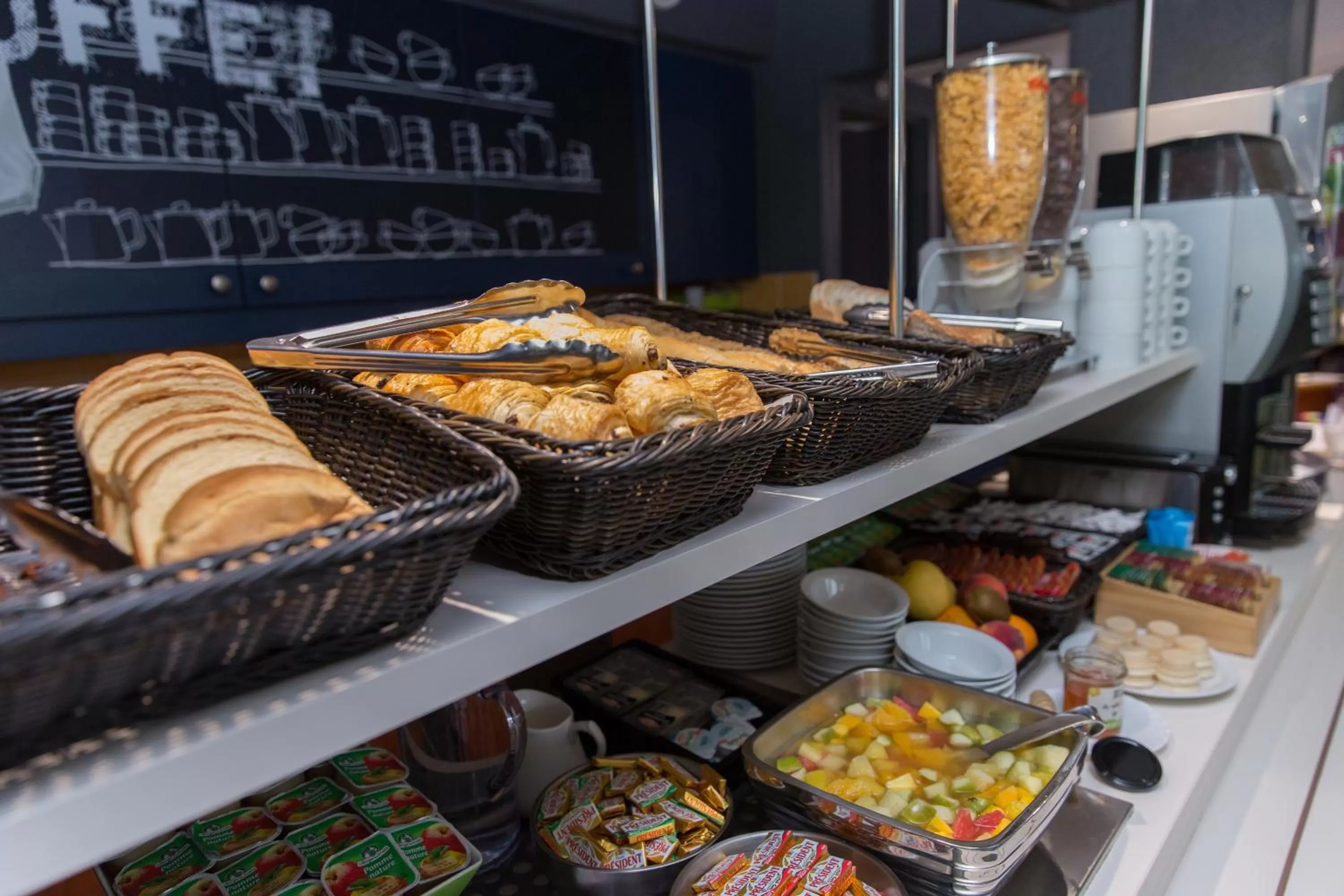 Lobby or reception in ibis budget Lyon Est Chaponnay