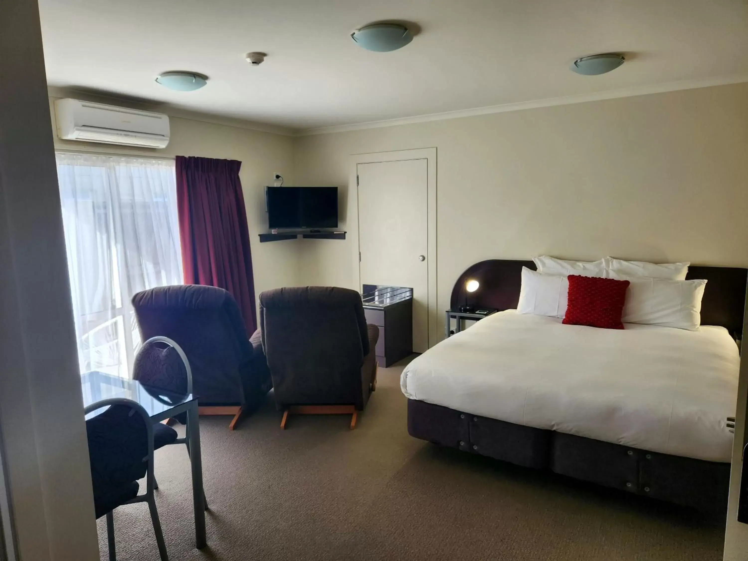 TV and multimedia, Bed in B-Ks Premier Motel Palmerston North