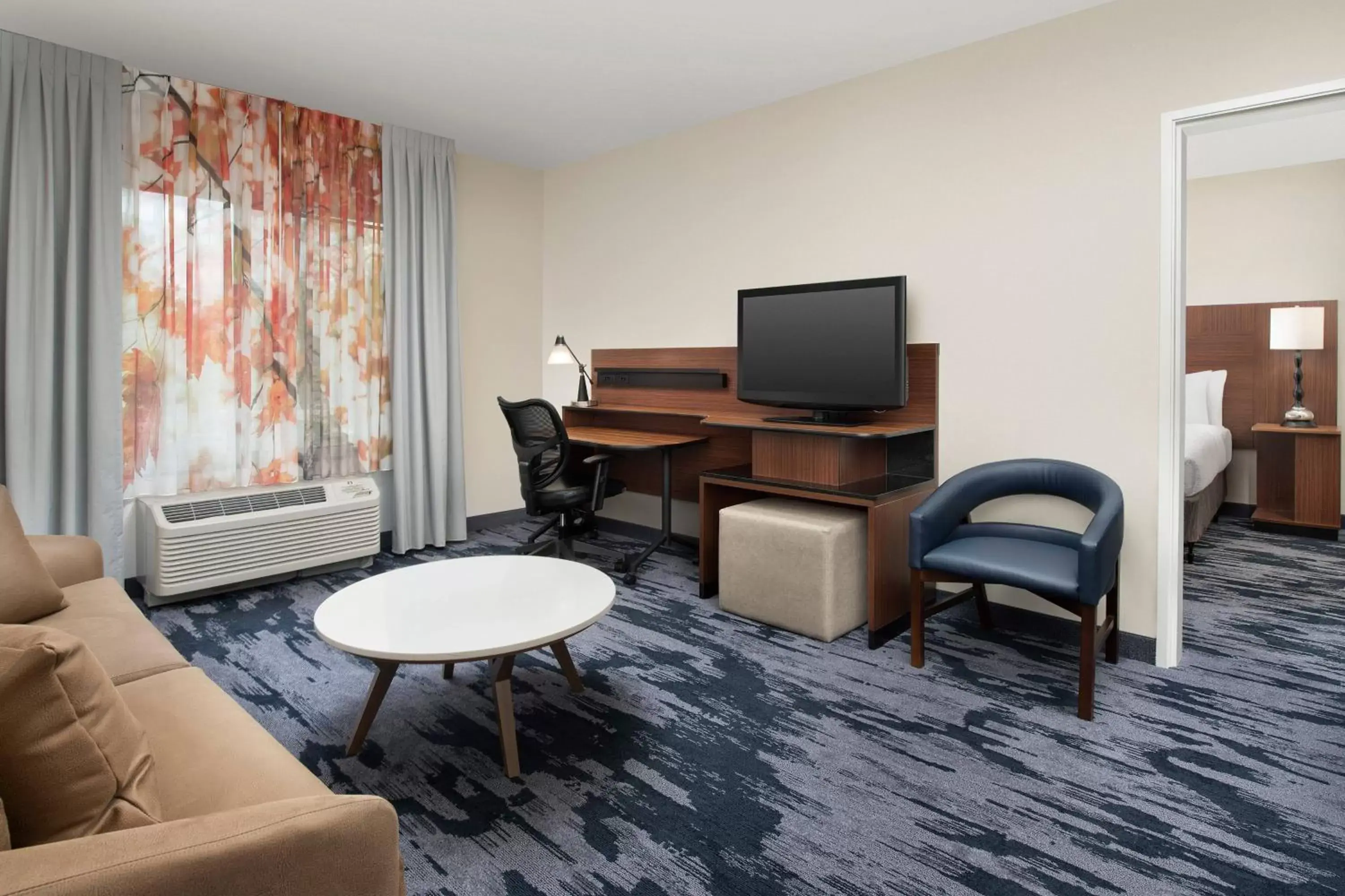 Bedroom, TV/Entertainment Center in Fairfield Inn & Suites Baltimore BWI Airport