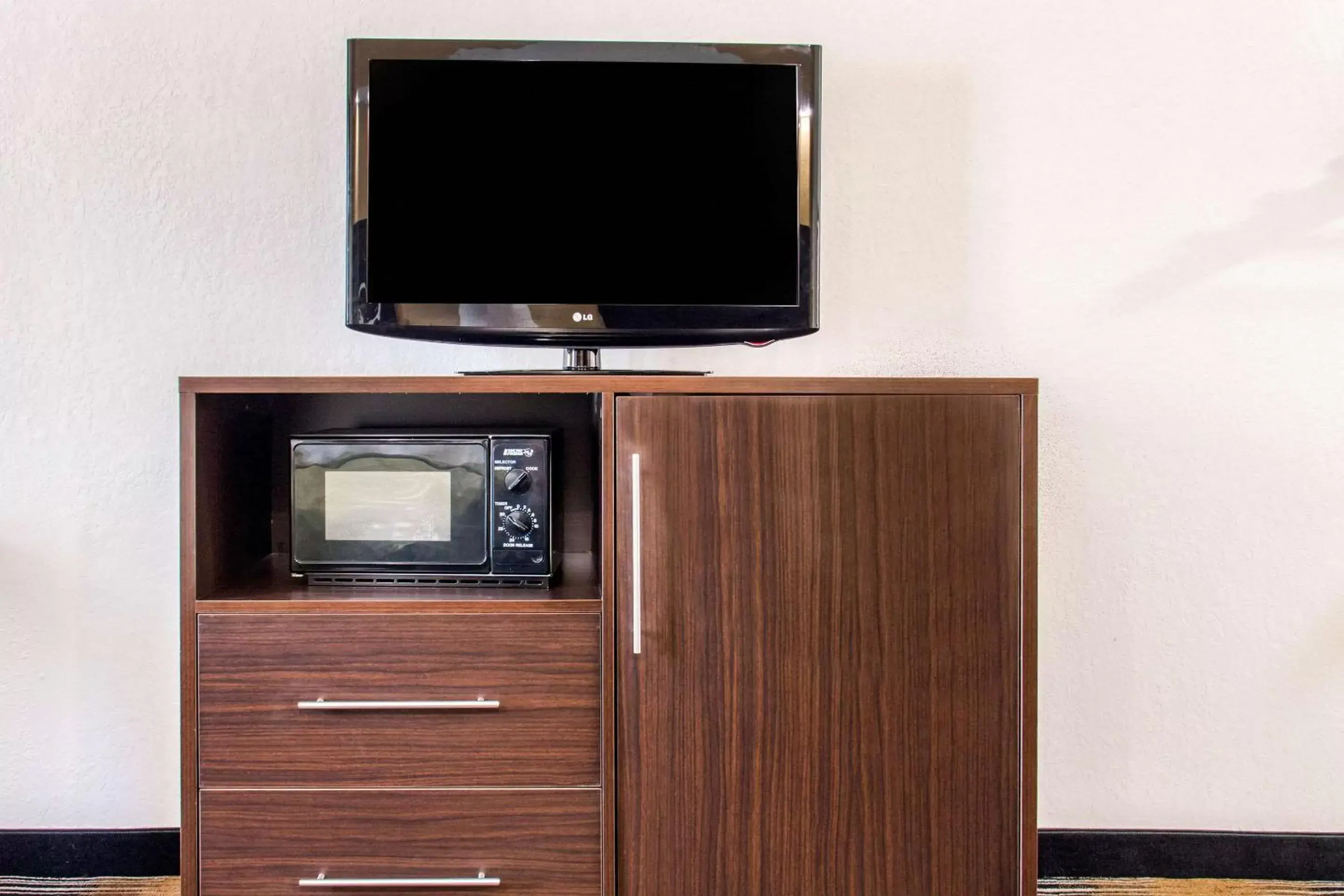 Photo of the whole room, TV/Entertainment Center in Quality Inn Pooler - Savannah I-95