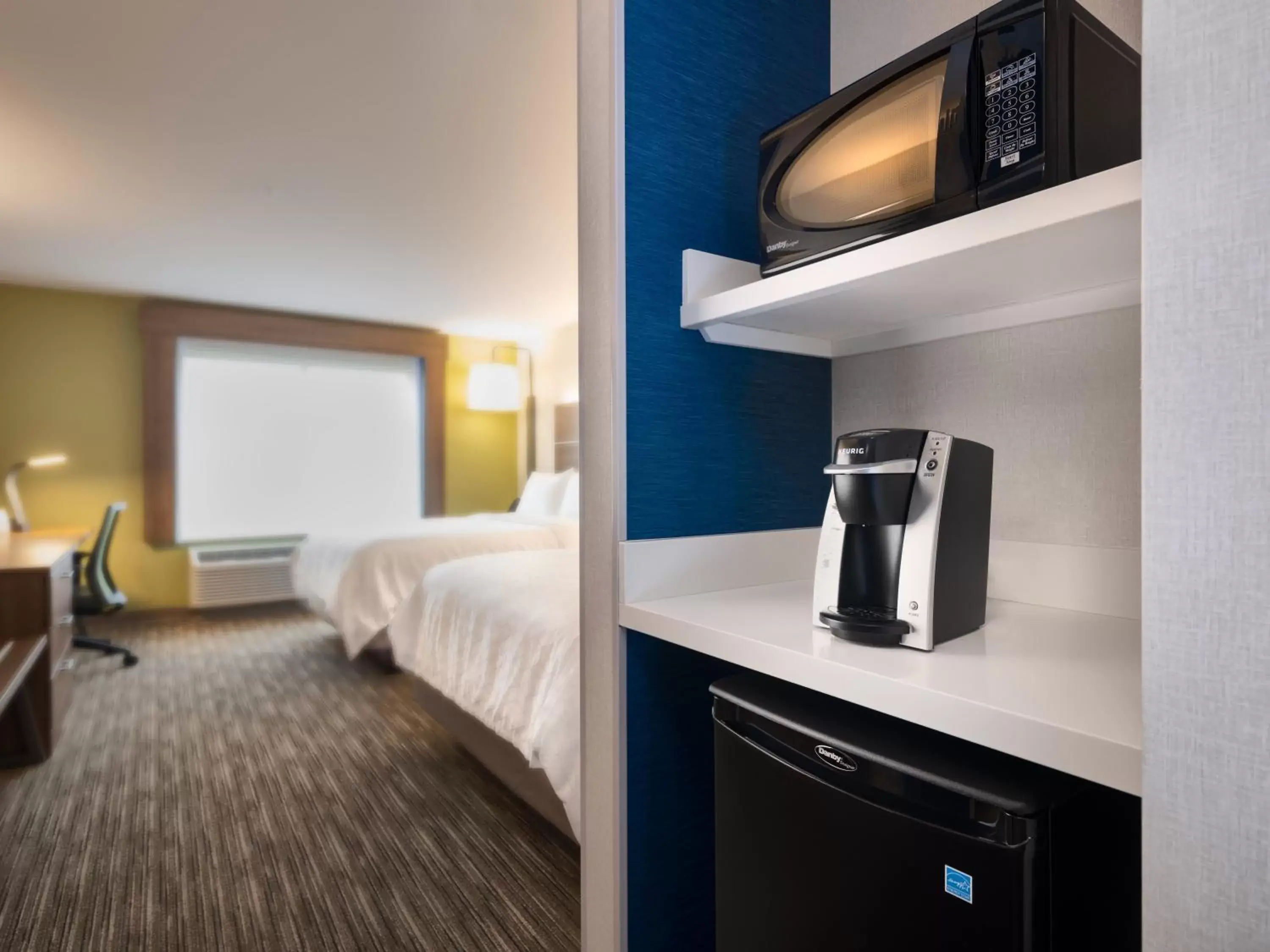 Photo of the whole room, Bed in Holiday Inn Express & Suites Salem North - Keizer by IHG Photo of the whole room, Bed in Holiday Inn Express & Suites Salem North - Keizer by IHG