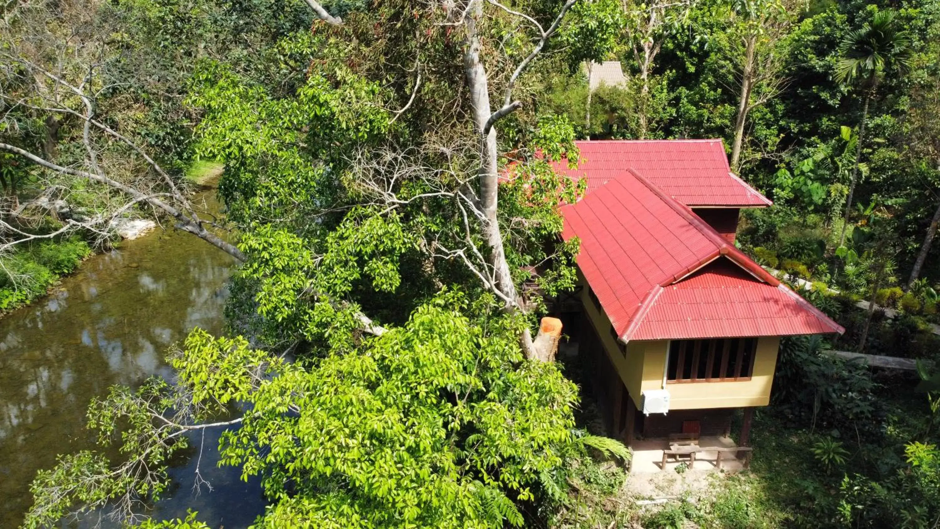 Property building in Art's Riverview Lodge