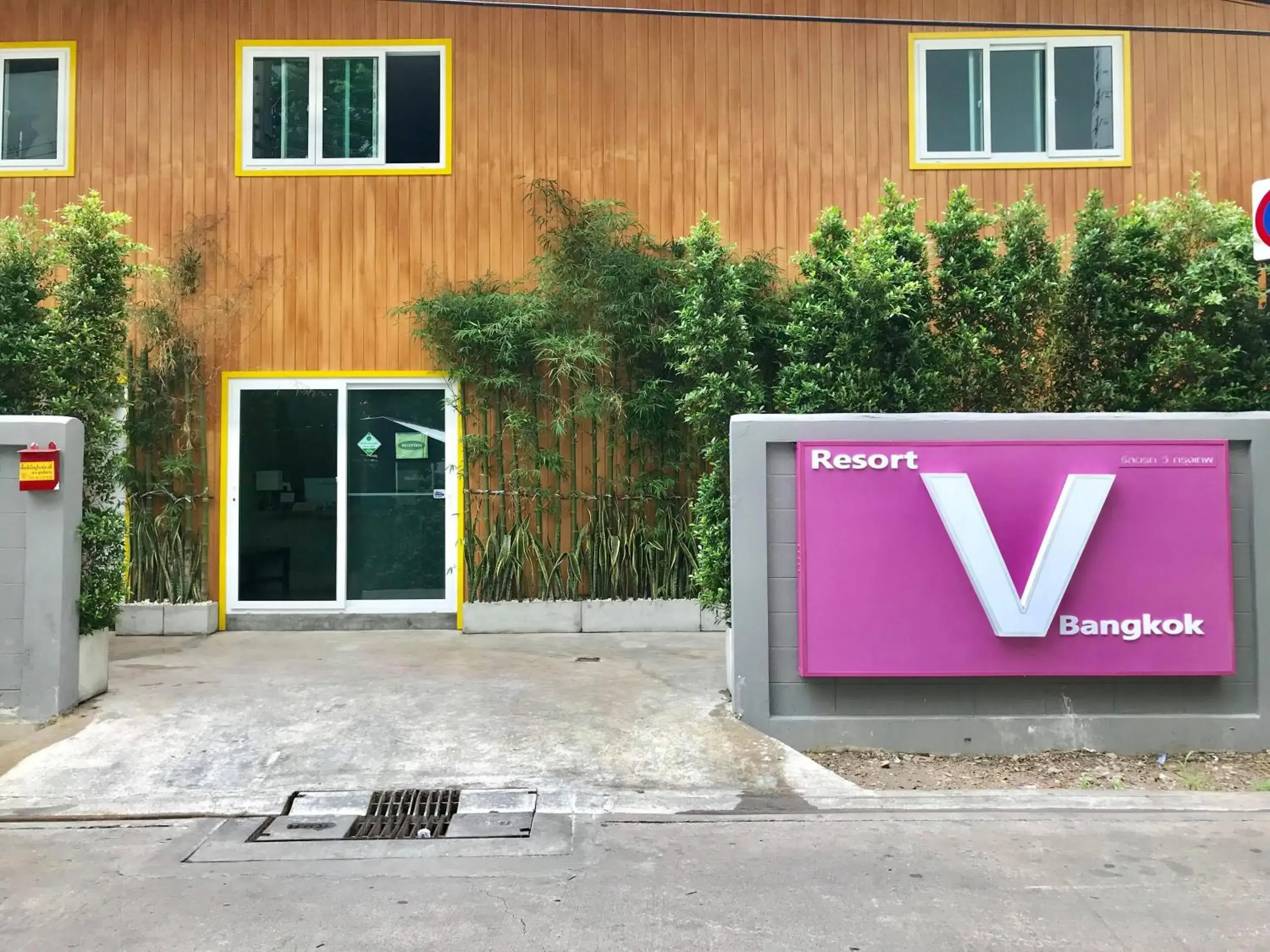 Facade/entrance in Resort V MRT Huai Khwang