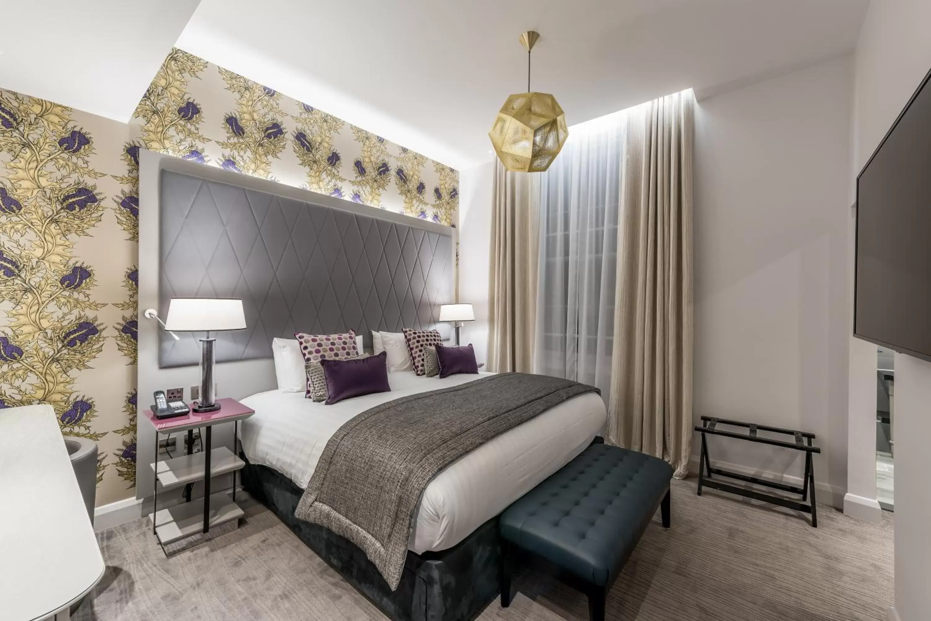 Bed, Room Photo in Mercure London Hyde Park Hotel