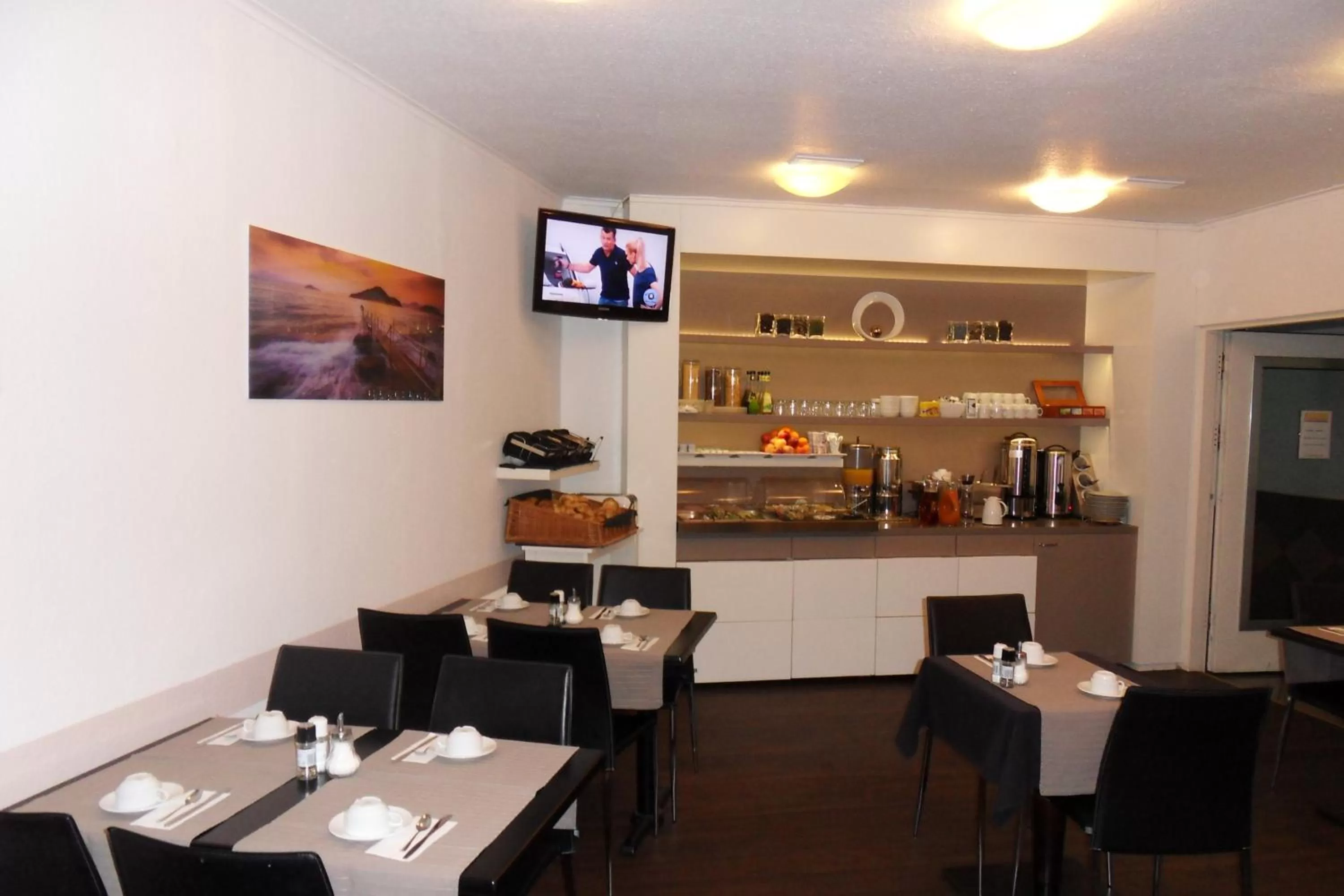 Restaurant/places to eat in Carlton Hotel