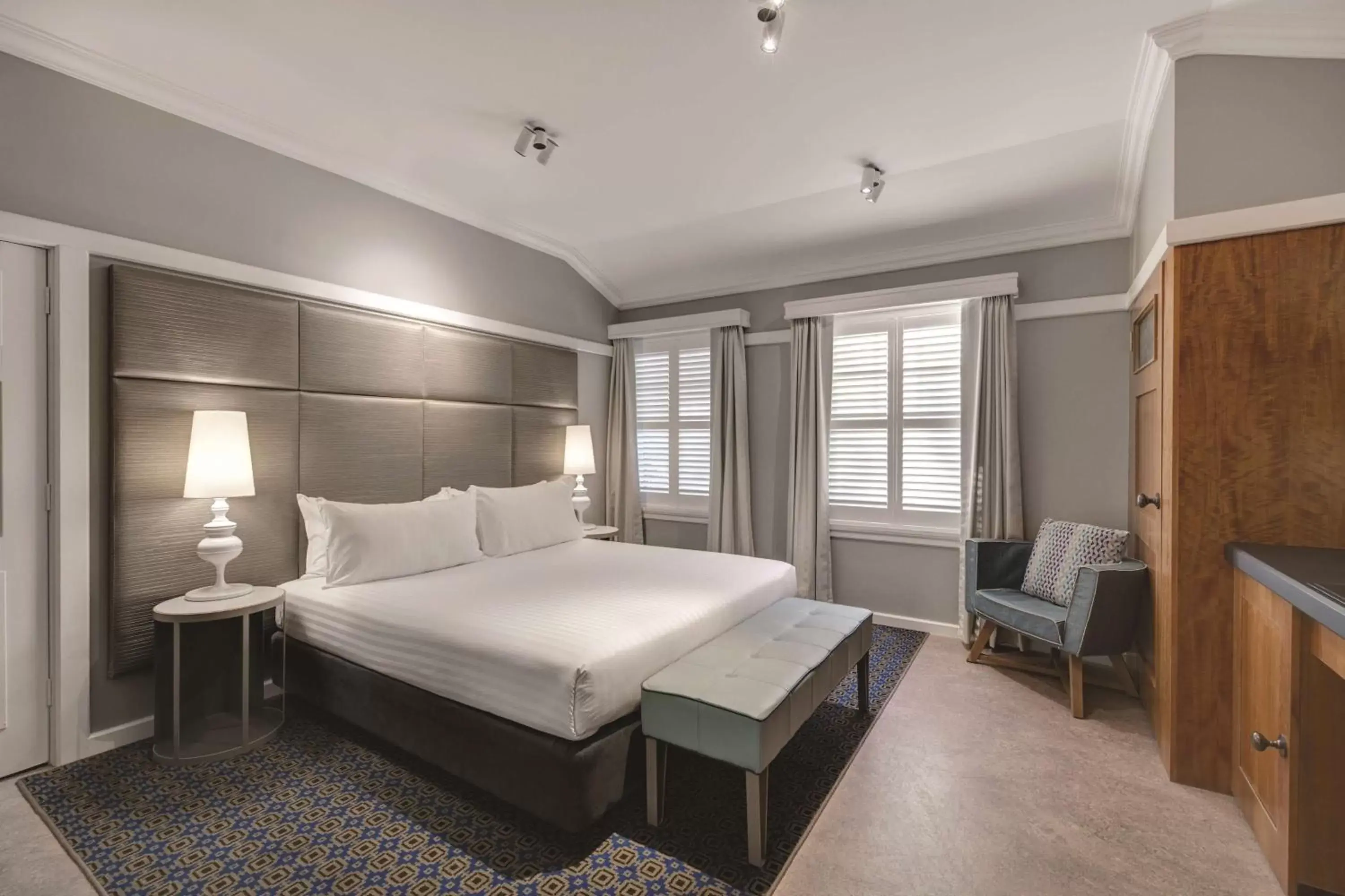 Bedroom, Bed in Hotel Kurrajong Canberra