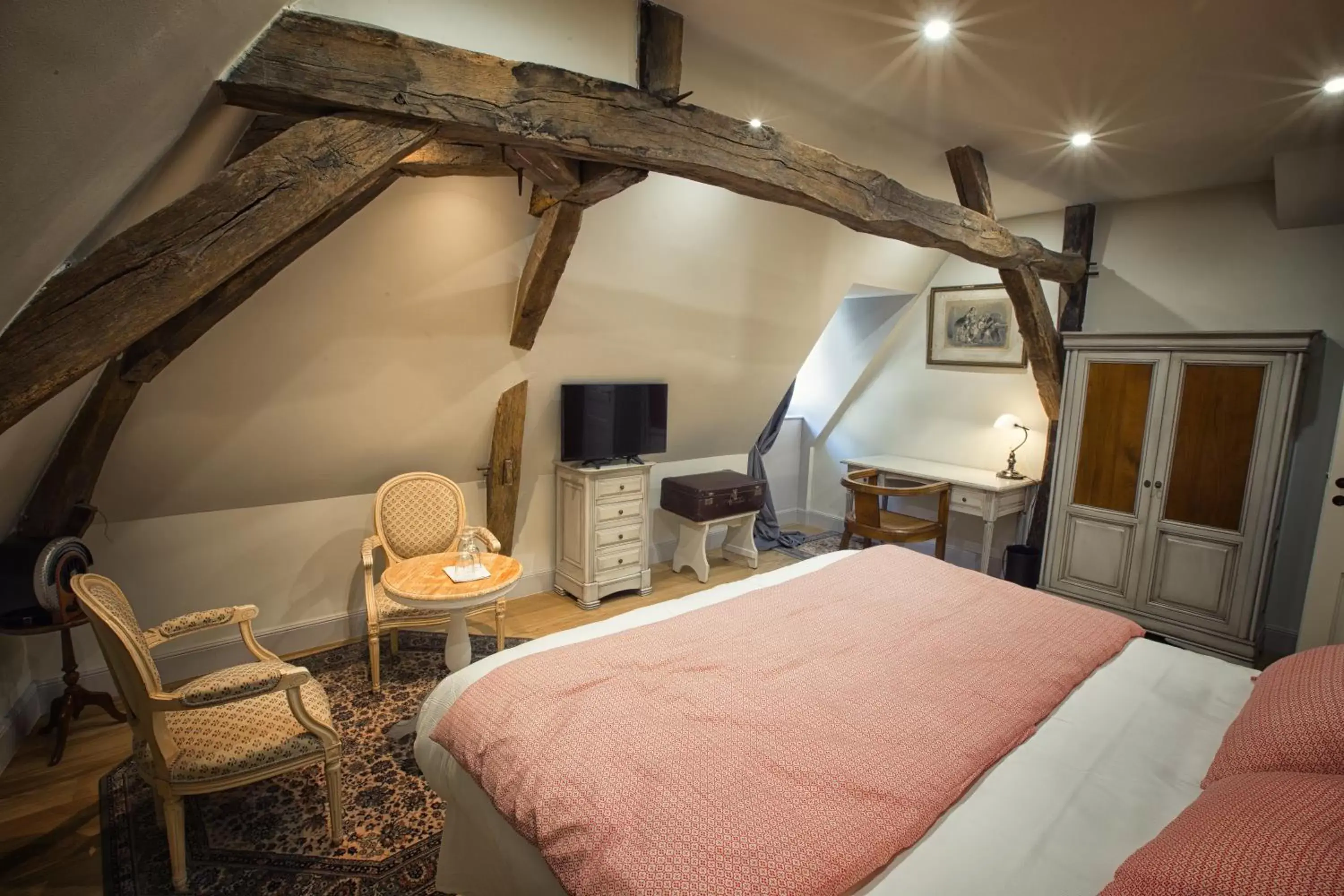 Photo of the whole room, Bed in Au Relais Saint Maurice