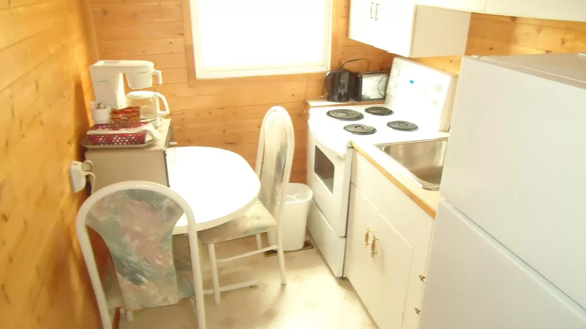 Kitchen/Kitchenette in Dreamland Motel