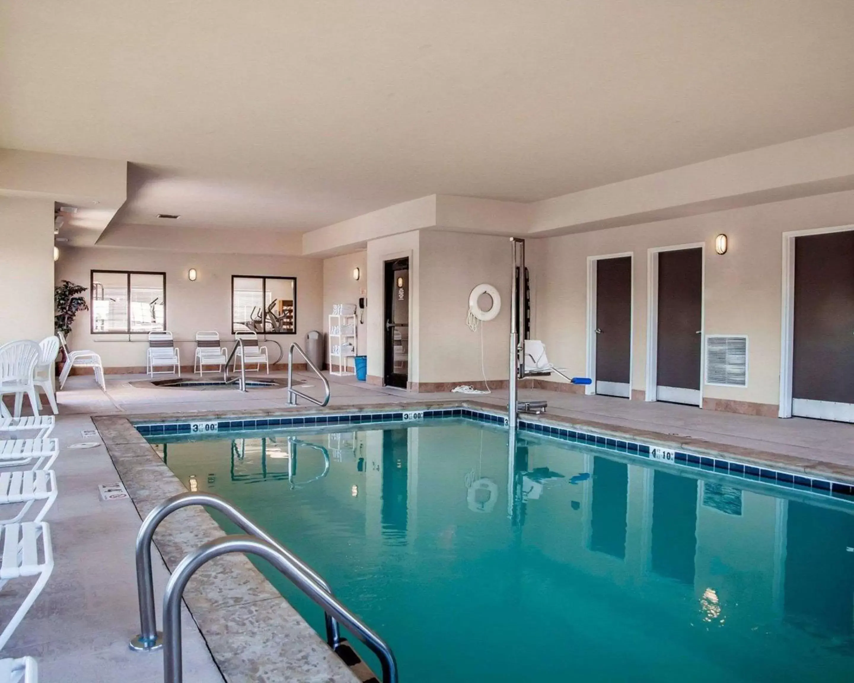 Activities, Swimming Pool in Comfort Suites Cincinnati North