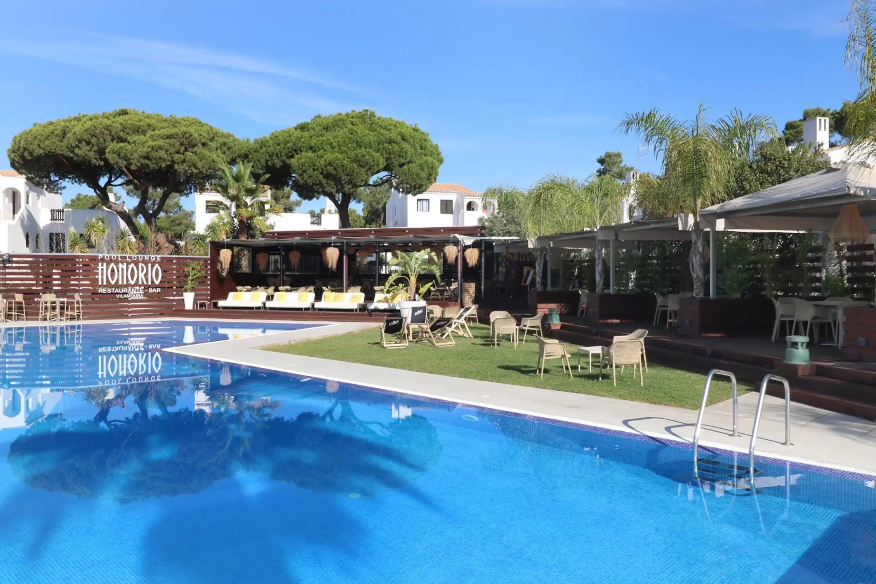 Swimming Pool in Apartamentos Honorio - Pool and Garden