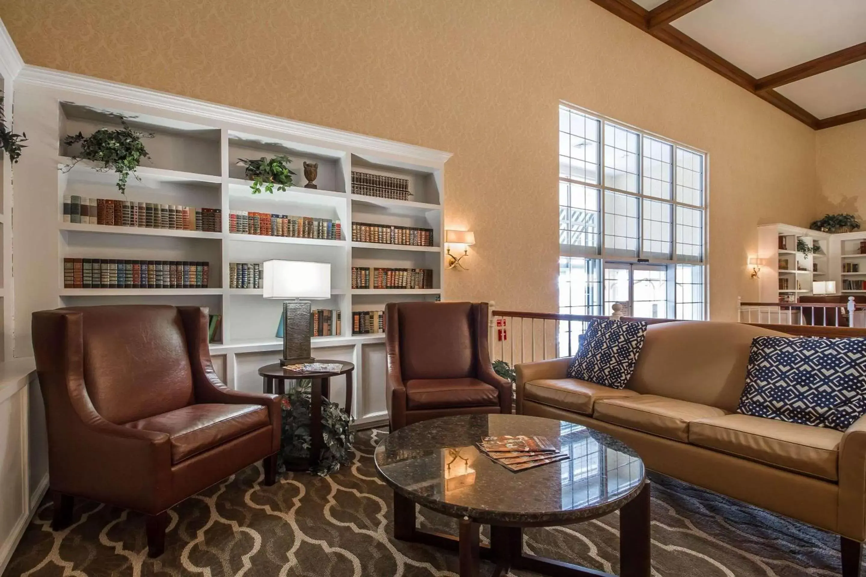 Lobby or reception, Seating Area in Comfort Suites Appleton Airport