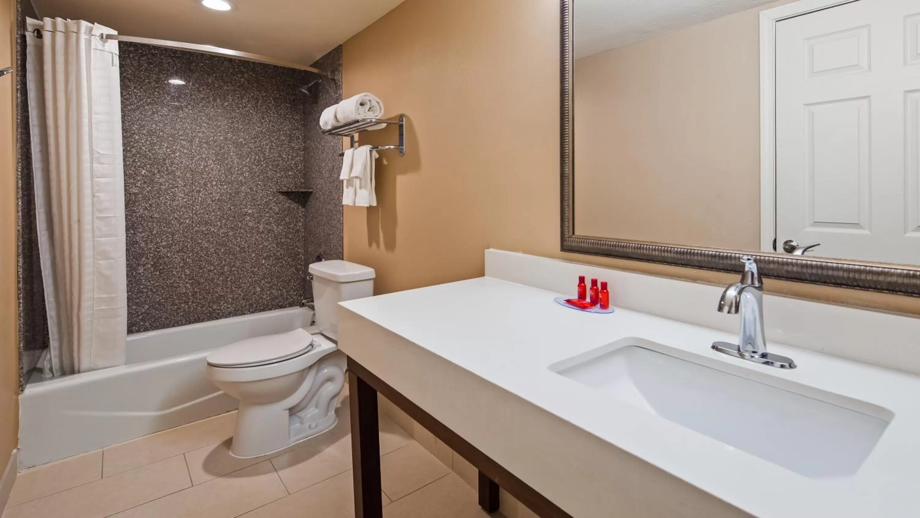 Shower in SureStay Hotel by Best Western Tupelo North