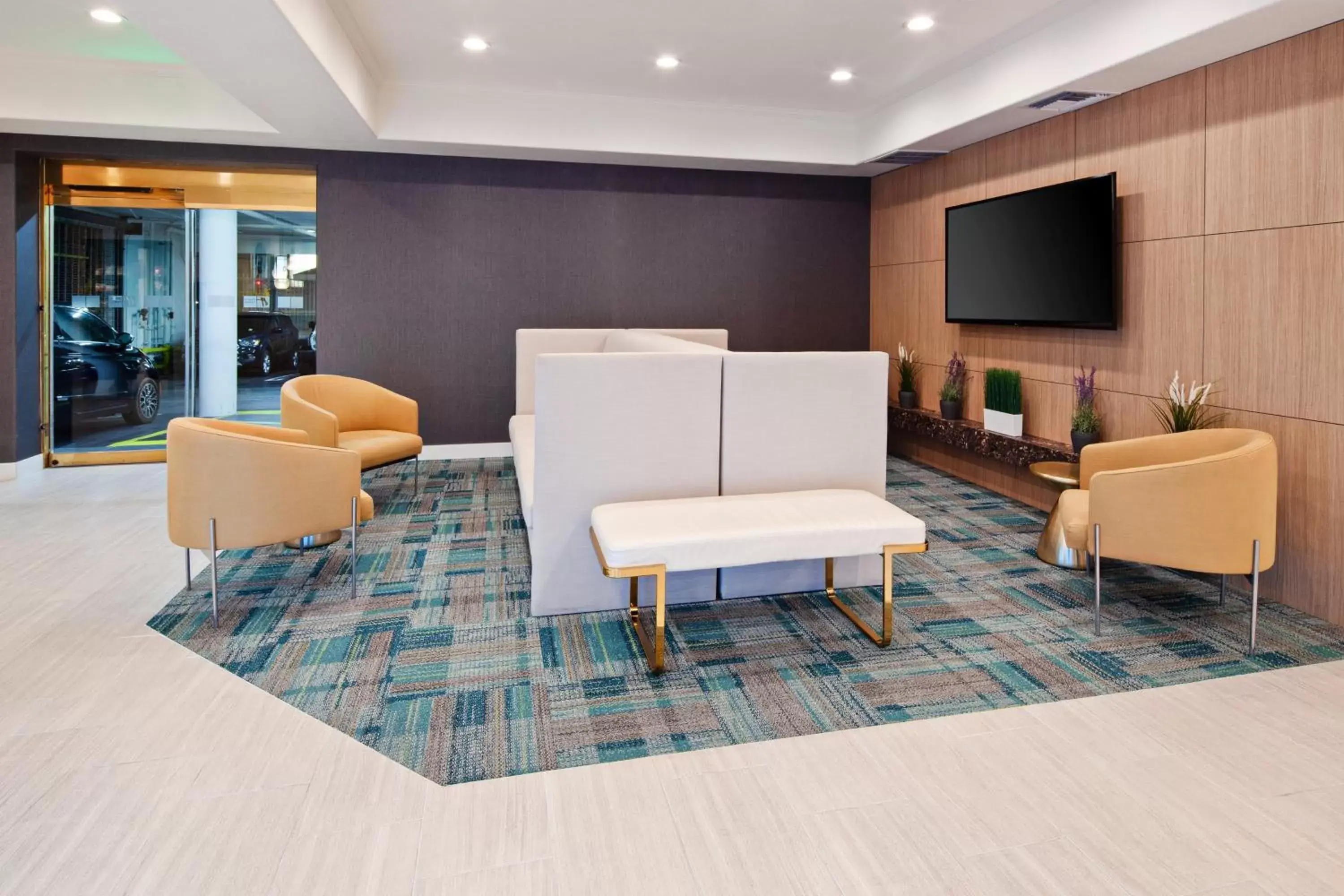Lobby or reception, Lounge/Bar in Holiday Inn Express Hollywood Walk of Fame, an IHG Hotel
