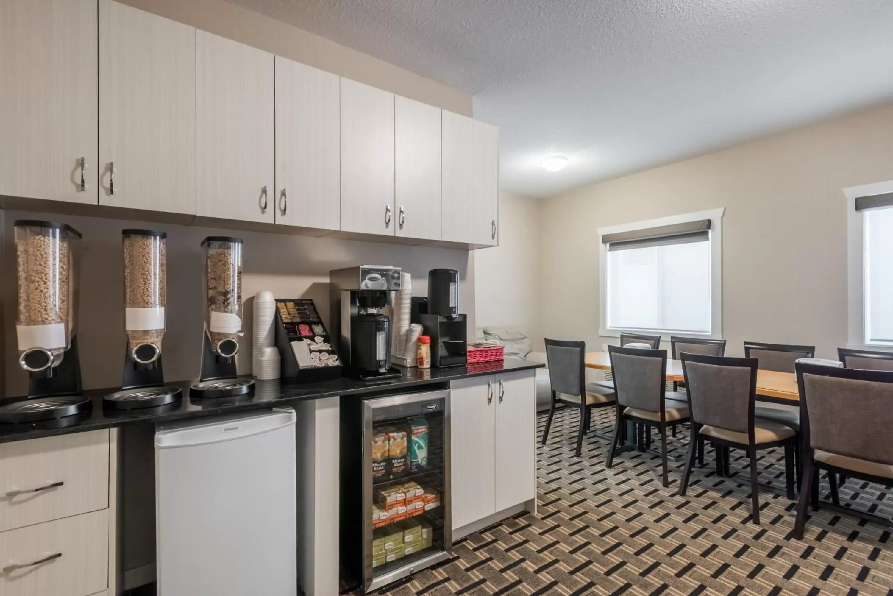 Coffee/tea facilities, Kitchen/Kitchenette in Super 8 by Wyndham Watrous