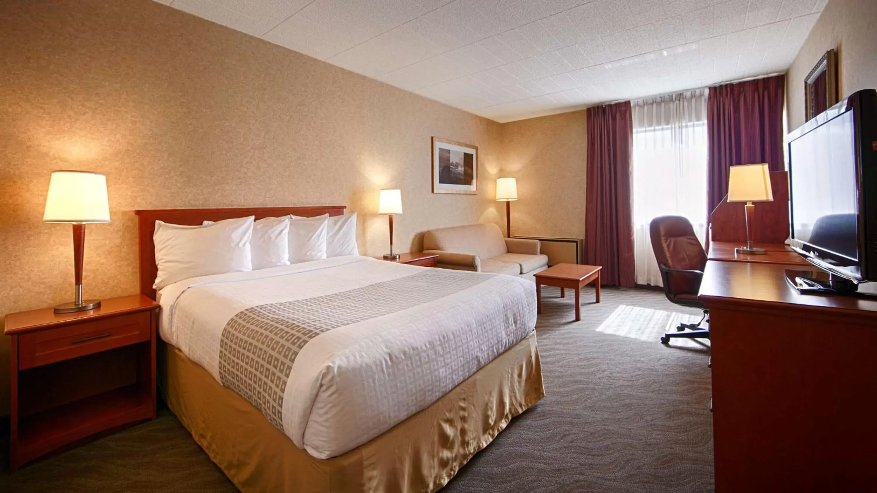 Photo of the whole room, Bed in Best Western North Bay Hotel & Conference Centre