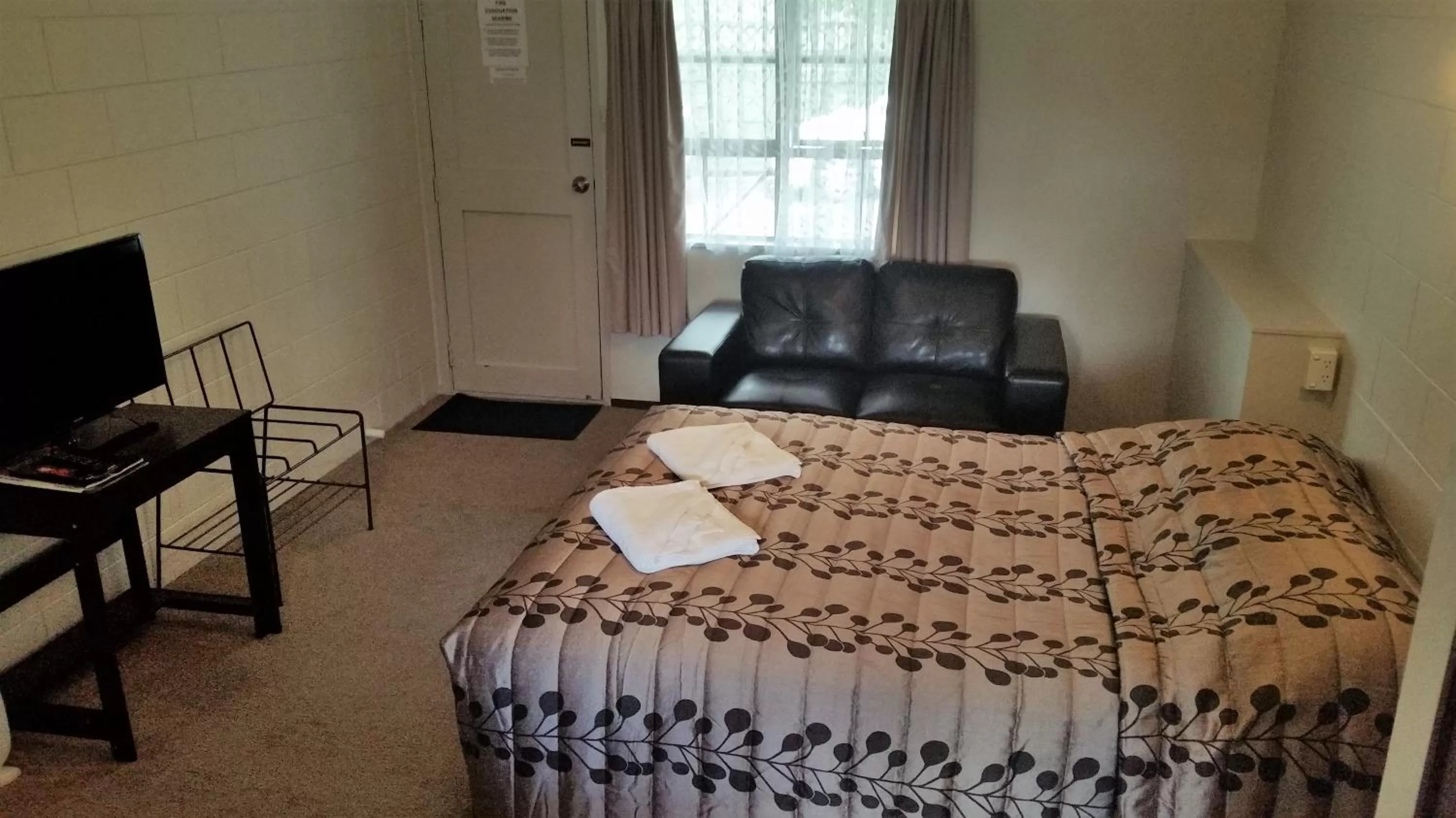 Living room, Bed in Stonehaven Motel
