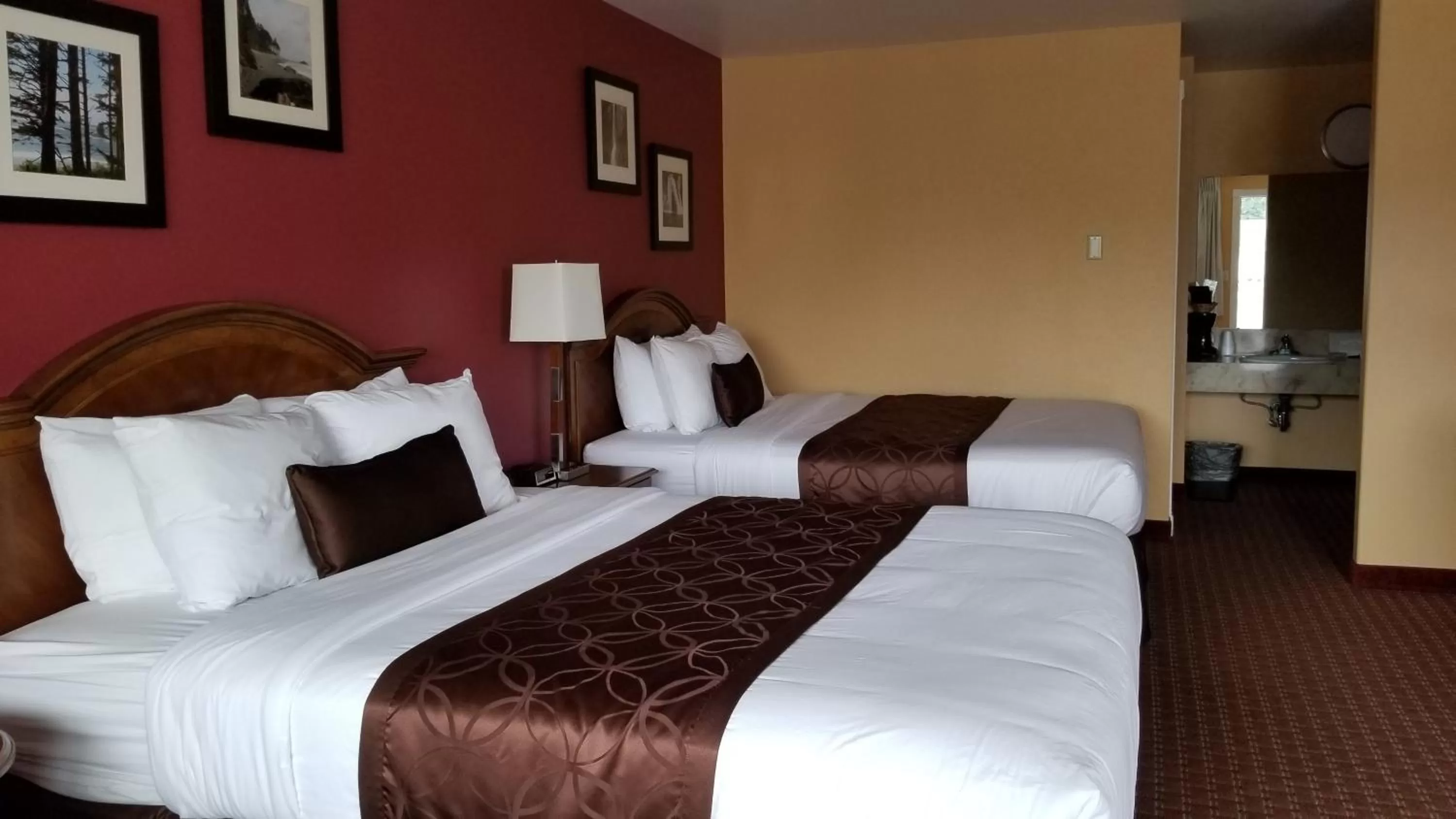 Photo of the whole room, Bed in Forks Motel