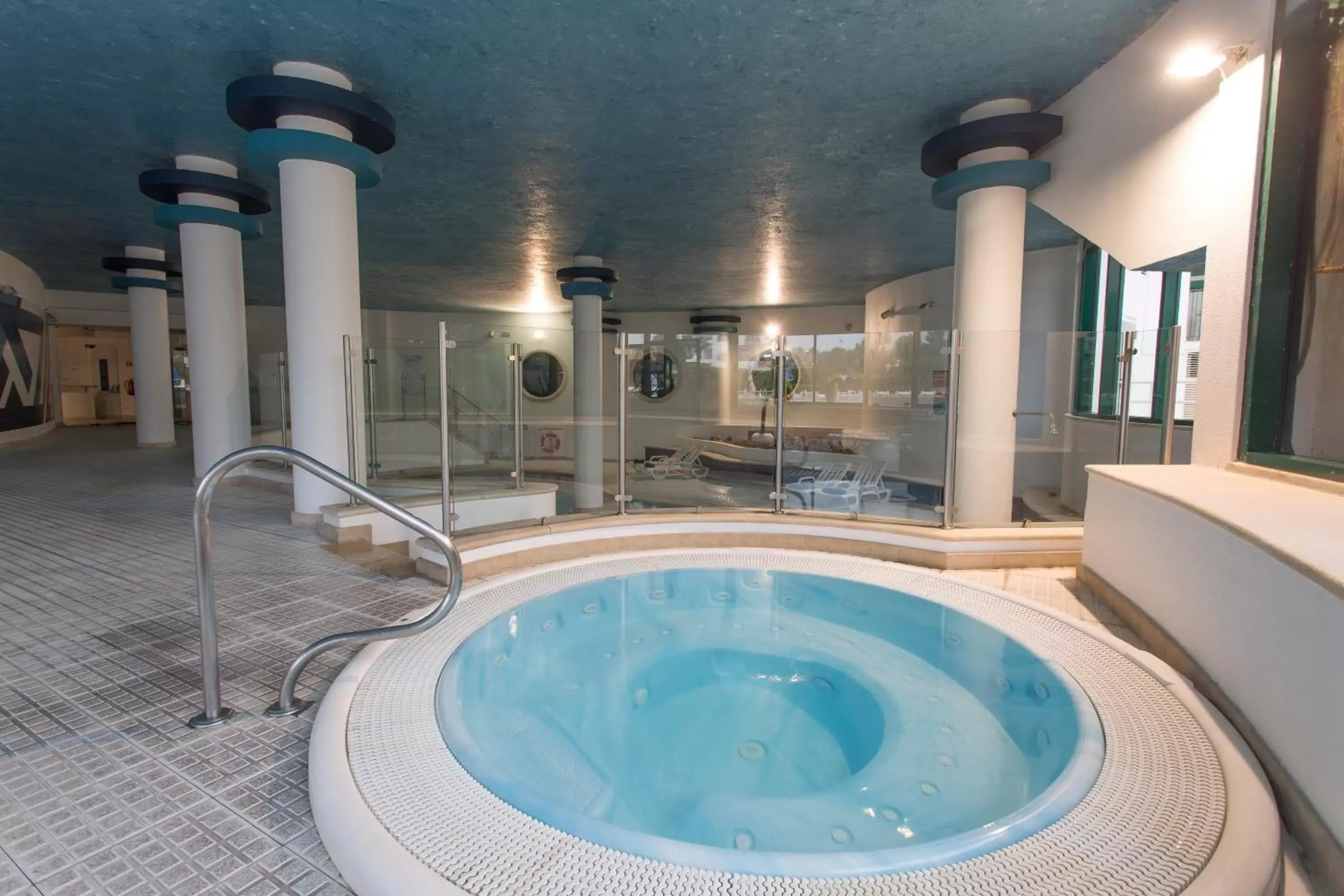 Hot Tub, Swimming Pool in Ondamar Hotel Apartamentos